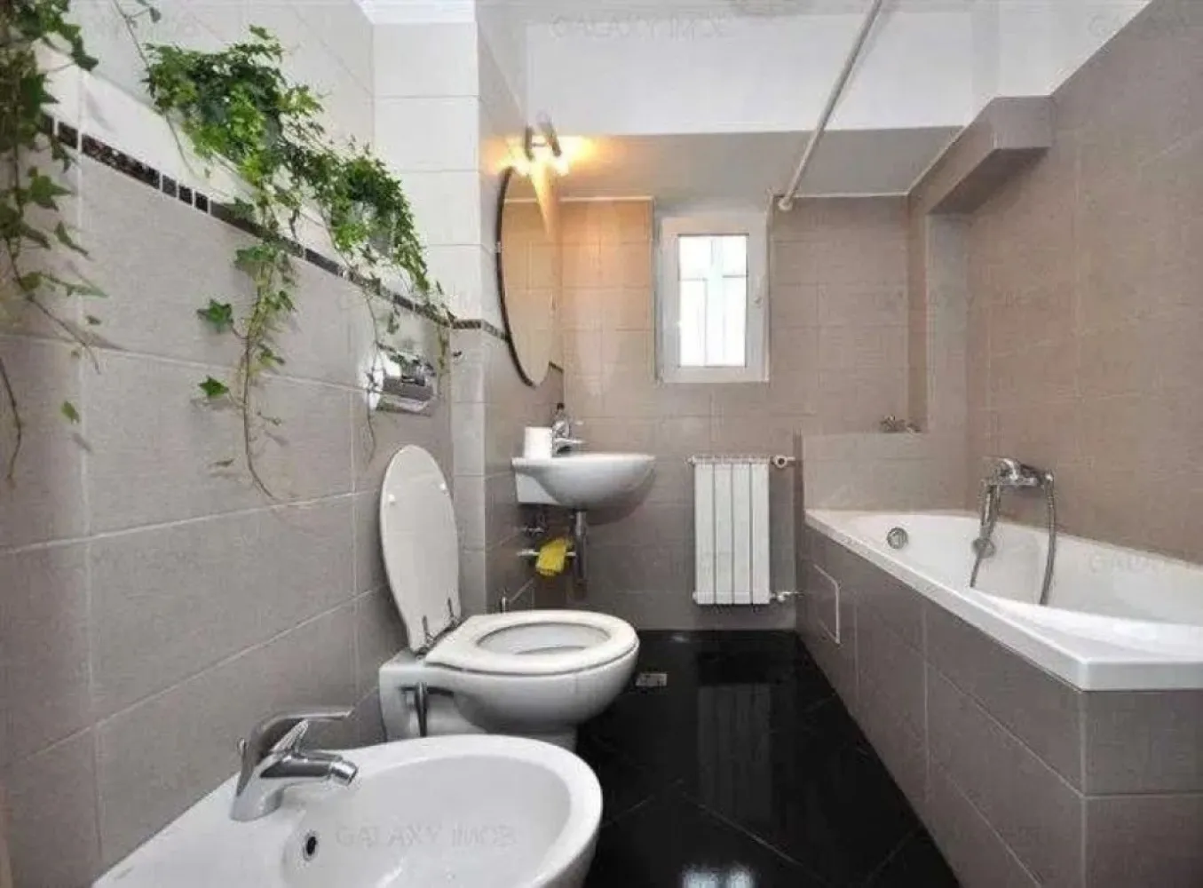 BRASADAS închiriază apartament doua camere langa TRIBUNAL Unirii 47. - Agentia imobiliara BRASADAS un apartament 2 camere, decomandat, mobilat nou si modern, de lux, proaspat renovat, in bloc monolit. Conditii excelente, scara impecabil intretinuta, supraveghere video 24 h. Apartament la etajul 6 din 8, renovat integral, in zona dezirabila, pe Bld Unirii langa Tribunal, 5 minute de metrou Unirii ,10 minute de Curtea de Apel si de Judecatoria sector 4 si sector 1, vedere spate panoramica deosebita, zona linistita. - suprafata utila 64mp + 4.5mp balcon inchis - bloc monolit cu 8 etaje finalizat in 1992, - bucatarie moderna, echipata cu frigider, aragaz, hota si contor de gaz - dormitor si sufragerie mari, luminoase - ferestre termopan la camere si la balconul inchis - aer conditionat in sufragerie - baie moderna cu bideu separat - masina de spalat rufe - multiple spatii de depozitare in 2 debarale si dulapuri - parchet in toate camerele - gresie si faianta in baie, bucatarie si hol - design modern.