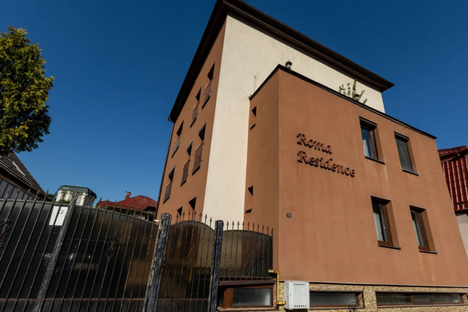 Exclusivitate - Apartament de 2 camere, cu grădină proprie. - Alexandru Ioan Cuza, la 7 minute de Cetatea Brașovului, centrul istoric, Operă și Teatrul Dramatic, având in apropiere magazine, farmacie, stație autobuz, terase și restaurant, vă propunem un apartament cu grădină de 20 mp, situat într-un bloc nou, între case cu priveliște spre Colina Universității. 
Apartamentul este mobilat și utilat conform pozelor, având finisaje de înaltă calitate.
Este orientat Sud - Vest, astfel că beneficiază de soare. 
Blocul este izolat, construit in anul 2016, aflat intr-o poziție privilegiată. Nu se vinde cu credit bancar.
Garantia unei tranzactii sigure: Euro Dome Imobiliare în calitate de Reprezentant Exclusiv al acestui imobil, garantează că toate informațiile corespund realității, pozele sunt reale, situația juridică a imobilului a fost verificată.
DETALIILE sunt stabilite în baza unui contract cu proprietarul și NU SUNT CU CARACTER INFORMATIV.
Disponibil la inchiriere din iulie 2026.