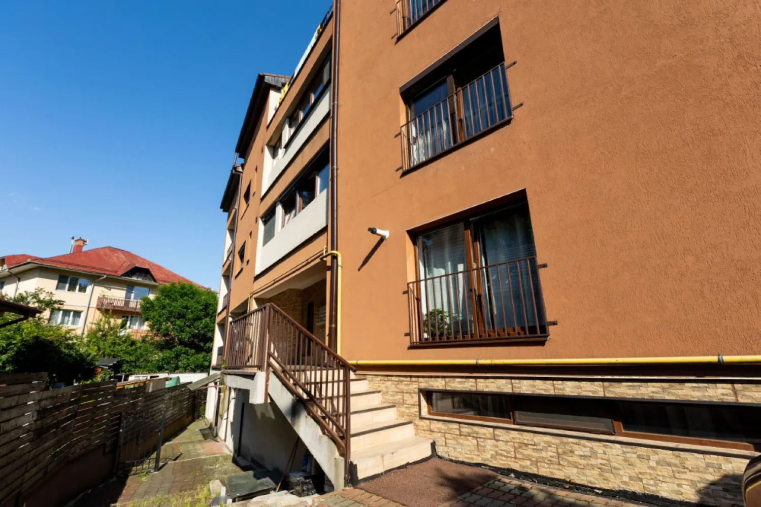 Exclusivitate - Apartament de 2 camere, cu grădină proprie. - Alexandru Ioan Cuza, la 7 minute de Cetatea Brașovului, centrul istoric, Operă și Teatrul Dramatic, având in apropiere magazine, farmacie, stație autobuz, terase și restaurant, vă propunem un apartament cu grădină de 20 mp, situat într-un bloc nou, între case cu priveliște spre Colina Universității. 
Apartamentul este mobilat și utilat conform pozelor, având finisaje de înaltă calitate.
Este orientat Sud - Vest, astfel că beneficiază de soare. 
Blocul este izolat, construit in anul 2016, aflat intr-o poziție privilegiată. Nu se vinde cu credit bancar.
Garantia unei tranzactii sigure: Euro Dome Imobiliare în calitate de Reprezentant Exclusiv al acestui imobil, garantează că toate informațiile corespund realității, pozele sunt reale, situația juridică a imobilului a fost verificată.
DETALIILE sunt stabilite în baza unui contract cu proprietarul și NU SUNT CU CARACTER INFORMATIV.
Disponibil la inchiriere din iulie 2026.