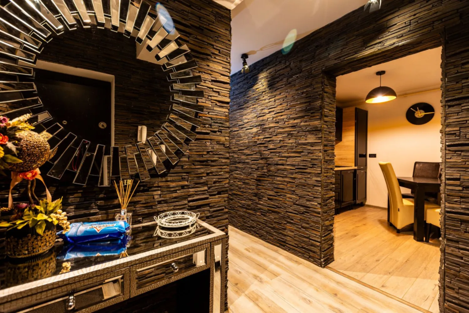 Exclusivitate - Apartament de 2 camere, cu grădină proprie. - Alexandru Ioan Cuza, la 7 minute de Cetatea Brașovului, centrul istoric, Operă și Teatrul Dramatic, având in apropiere magazine, farmacie, stație autobuz, terase și restaurant, vă propunem un apartament cu grădină de 20 mp, situat într-un bloc nou, între case cu priveliște spre Colina Universității. 
Apartamentul este mobilat și utilat conform pozelor, având finisaje de înaltă calitate.
Este orientat Sud - Vest, astfel că beneficiază de soare. 
Blocul este izolat, construit in anul 2016, aflat intr-o poziție privilegiată. Nu se vinde cu credit bancar.
Garantia unei tranzactii sigure: Euro Dome Imobiliare în calitate de Reprezentant Exclusiv al acestui imobil, garantează că toate informațiile corespund realității, pozele sunt reale, situația juridică a imobilului a fost verificată.
DETALIILE sunt stabilite în baza unui contract cu proprietarul și NU SUNT CU CARACTER INFORMATIV.
Disponibil la inchiriere din iulie 2026.