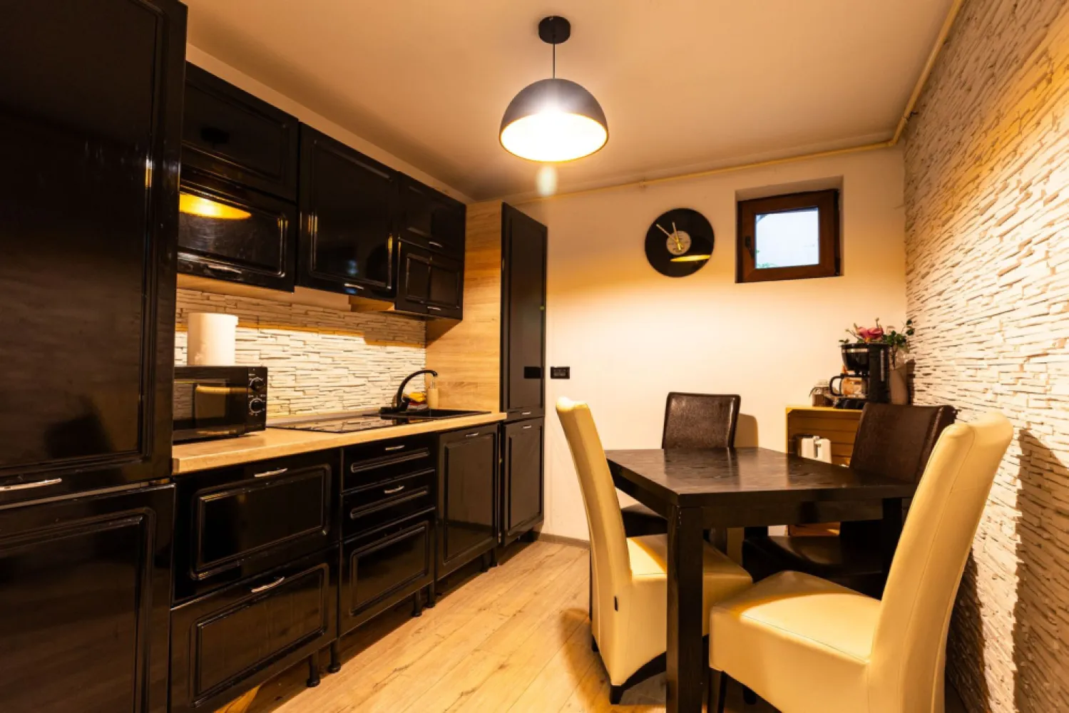 Exclusivitate - Apartament de 2 camere, cu grădină proprie. - Alexandru Ioan Cuza, la 7 minute de Cetatea Brașovului, centrul istoric, Operă și Teatrul Dramatic, având in apropiere magazine, farmacie, stație autobuz, terase și restaurant, vă propunem un apartament cu grădină de 20 mp, situat într-un bloc nou, între case cu priveliște spre Colina Universității. 
Apartamentul este mobilat și utilat conform pozelor, având finisaje de înaltă calitate.
Este orientat Sud - Vest, astfel că beneficiază de soare. 
Blocul este izolat, construit in anul 2016, aflat intr-o poziție privilegiată. Nu se vinde cu credit bancar.
Garantia unei tranzactii sigure: Euro Dome Imobiliare în calitate de Reprezentant Exclusiv al acestui imobil, garantează că toate informațiile corespund realității, pozele sunt reale, situația juridică a imobilului a fost verificată.
DETALIILE sunt stabilite în baza unui contract cu proprietarul și NU SUNT CU CARACTER INFORMATIV.
Disponibil la inchiriere din iulie 2026.