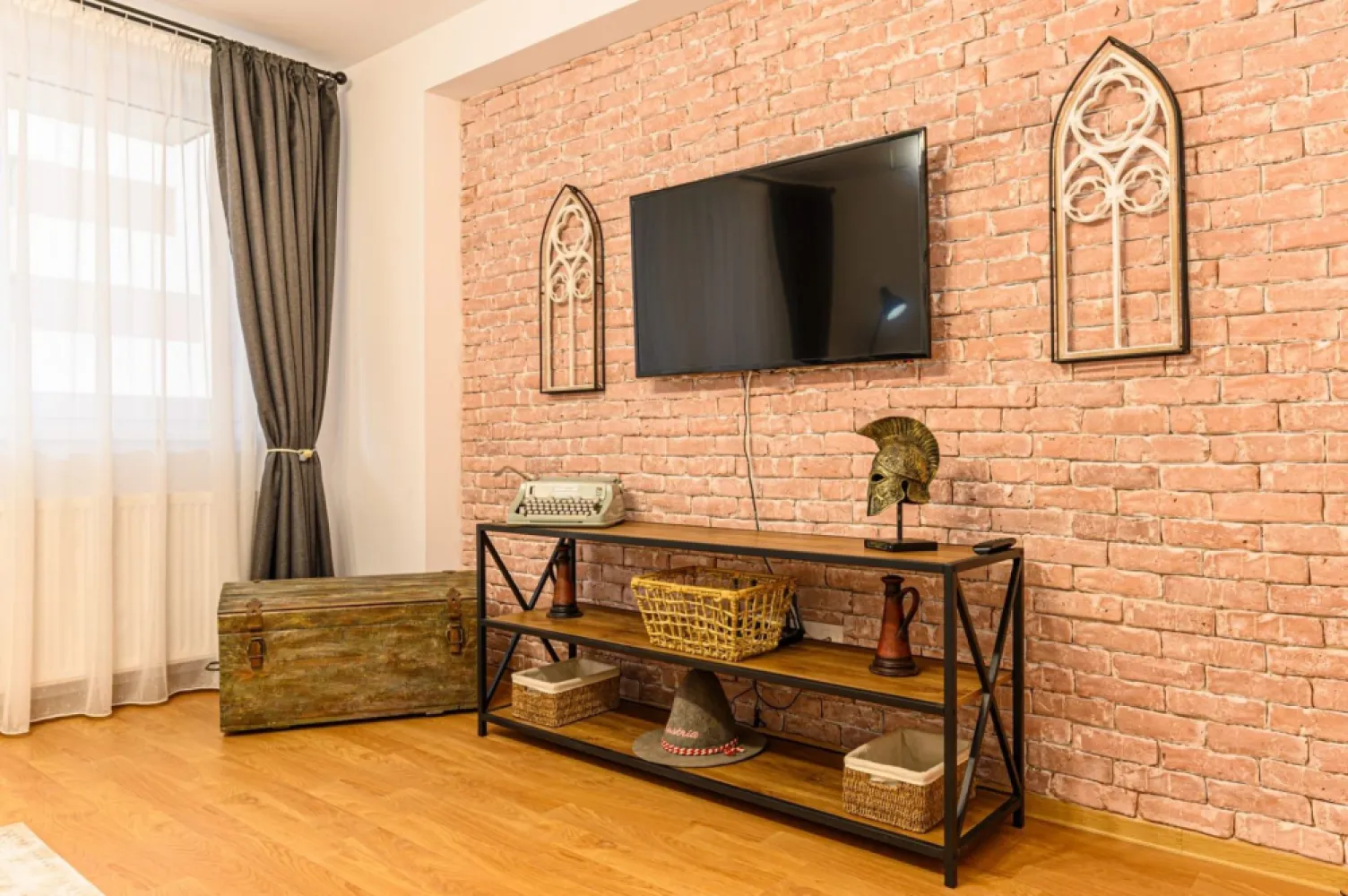 Cartier URBAN, lângă Mall Coresi, apartament 2 camere, mobilat, 550 euro - Agenția Imobiliara Euro Dome propune spre închiriere un apartament cu două camere situat intr-o zona excelenta- Proiectul URBAN -langa Mall Coresi. 
Acesta are structura decomandata cu o suprafață utila de 55mp+5mp balconul. 
Se închiriaza mobilat și utilat complet. 
Dispune de loc de parcare privat și boxa pentru depozitare. 
Se închiriaza pentru minim un an, se percepe plata unei chirii în avans și o garanție echivalenta cu valoarea unei chirii. Nu se accepta animale de companie.
Disponibil din 1 august 2026.
Comision Agenție Imobiliara 50 % din valoarea unei chirii.