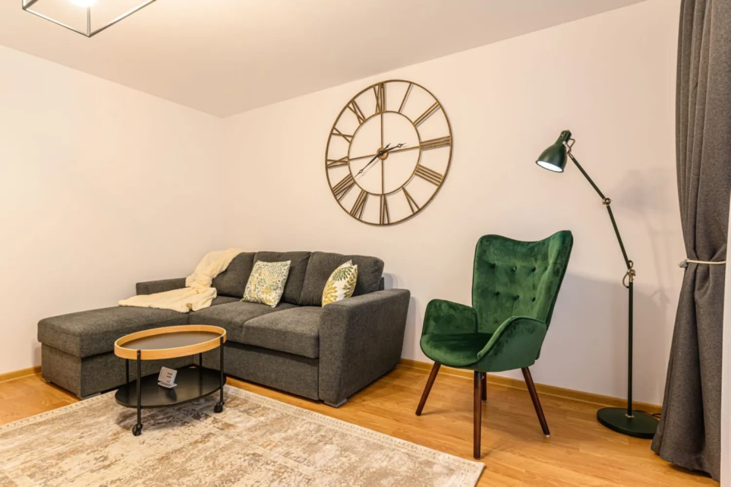 Cartier URBAN, lângă Mall Coresi, apartament 2 camere, mobilat, 550 euro - Agenția Imobiliara Euro Dome propune spre închiriere un apartament cu două camere situat intr-o zona excelenta- Proiectul URBAN -langa Mall Coresi. 
Acesta are structura decomandata cu o suprafață utila de 55mp+5mp balconul. 
Se închiriaza mobilat și utilat complet. 
Dispune de loc de parcare privat și boxa pentru depozitare. 
Se închiriaza pentru minim un an, se percepe plata unei chirii în avans și o garanție echivalenta cu valoarea unei chirii. Nu se accepta animale de companie.
Disponibil din 1 august 2026.
Comision Agenție Imobiliara 50 % din valoarea unei chirii.