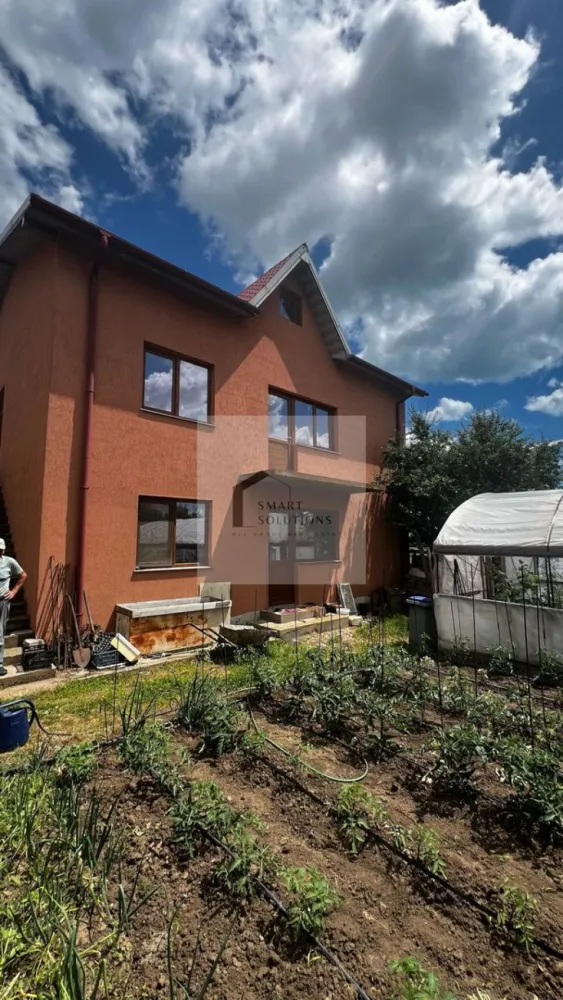 Casă P+E pe 1.000 mp – ideală pentru locuință si/sau investiție - COMISION 0 lei pentru cumpărător!

Această proprietate se adresează cumpărătorilor care caută o casă la mare pe care să o finalizeze după propriul gust, dar și investitorilor care înțeleg potențialul zonei Costinești pentru turism sezonier și închiriere.
Proprietatea include o casă P+1E (plus o mansarda generoasă) cu o suprafață construită desfășurată de 225,4 mp și amprentă la sol de 112,7 mp. Construcția este edificată în proporție de 80%, fiind deja intabulată, cu exteriorul conturat, acoperiș realizat din tabla Lindab, tâmplărie montată și fațadă executată. Interiorul este nefinisat, ceea ce oferă viitorului proprietar libertatea de a compartimenta, amenaja și personaliza spațiul în funcție de propriile nevoi.
Casa poate fi gândită ca locuință de familie spațioasă, casă de vacanță la mare sau proiect cu destinație mixtă, rezidențială și turistică. Accesul exterior către etaj poate permite o organizare flexibilă a spațiului, inclusiv pentru două zone de locuire separate sau pentru exploatare sezonieră.

Punctele forte ale proprietății:
• teren intravilan de 1.000 mp;
• casă P+E cu suprafață generoasă;
• construcție avansată, edificată 80%;
• documentație cadastrală actualizată;
• exterior deja conturat: acoperiș, tâmplărie, fațadă;
• posibilitate de personalizare completă a interiorului;
• potrivită pentru locuire, vacanță sau investiție;
• lot generos, cu multiple posibilități de amenajare: grădină, terasă, parcare, zonă de relaxare (piscina) sau spații suplimentare.

Pentru mai multe detalii, documente și programarea unei vizionări, vă stau la dispoziție.
