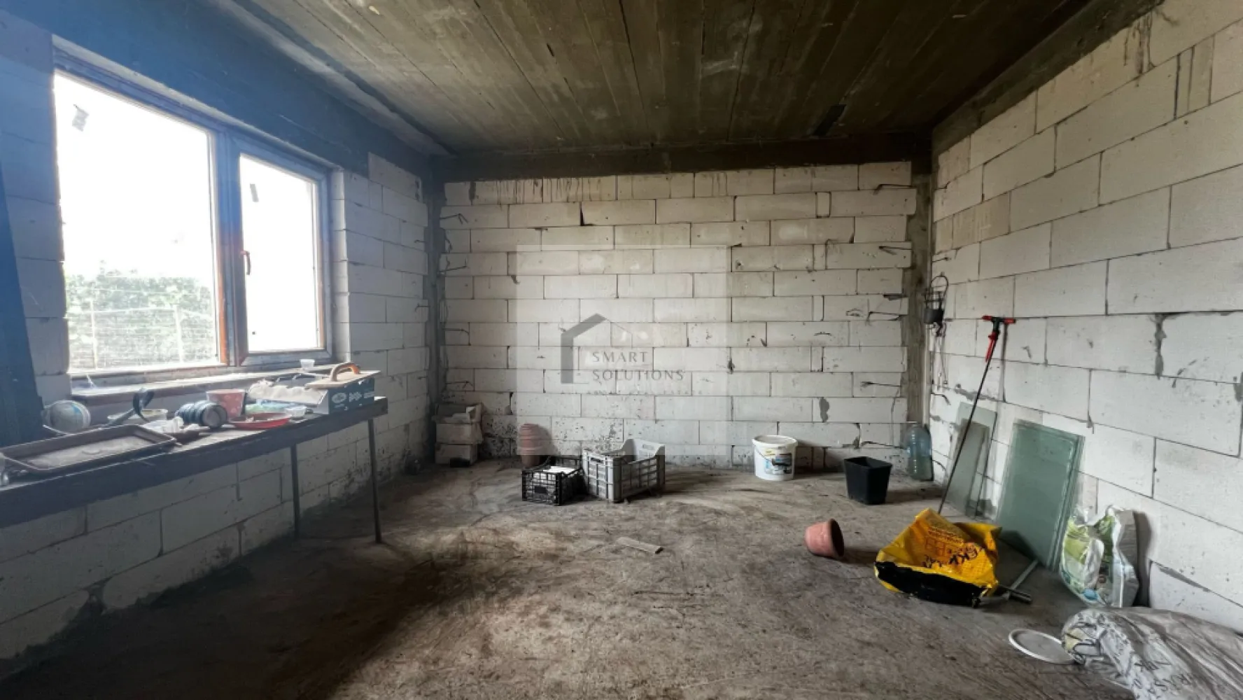 Casă P+E pe 1.000 mp – ideală pentru locuință si/sau investiție - COMISION 0 lei pentru cumpărător!

Această proprietate se adresează cumpărătorilor care caută o casă la mare pe care să o finalizeze după propriul gust, dar și investitorilor care înțeleg potențialul zonei Costinești pentru turism sezonier și închiriere.
Proprietatea include o casă P+1E (plus o mansarda generoasă) cu o suprafață construită desfășurată de 225,4 mp și amprentă la sol de 112,7 mp. Construcția este edificată în proporție de 80%, fiind deja intabulată, cu exteriorul conturat, acoperiș realizat din tabla Lindab, tâmplărie montată și fațadă executată. Interiorul este nefinisat, ceea ce oferă viitorului proprietar libertatea de a compartimenta, amenaja și personaliza spațiul în funcție de propriile nevoi.
Casa poate fi gândită ca locuință de familie spațioasă, casă de vacanță la mare sau proiect cu destinație mixtă, rezidențială și turistică. Accesul exterior către etaj poate permite o organizare flexibilă a spațiului, inclusiv pentru două zone de locuire separate sau pentru exploatare sezonieră.

Punctele forte ale proprietății:
• teren intravilan de 1.000 mp;
• casă P+E cu suprafață generoasă;
• construcție avansată, edificată 80%;
• documentație cadastrală actualizată;
• exterior deja conturat: acoperiș, tâmplărie, fațadă;
• posibilitate de personalizare completă a interiorului;
• potrivită pentru locuire, vacanță sau investiție;
• lot generos, cu multiple posibilități de amenajare: grădină, terasă, parcare, zonă de relaxare (piscina) sau spații suplimentare.

Pentru mai multe detalii, documente și programarea unei vizionări, vă stau la dispoziție.