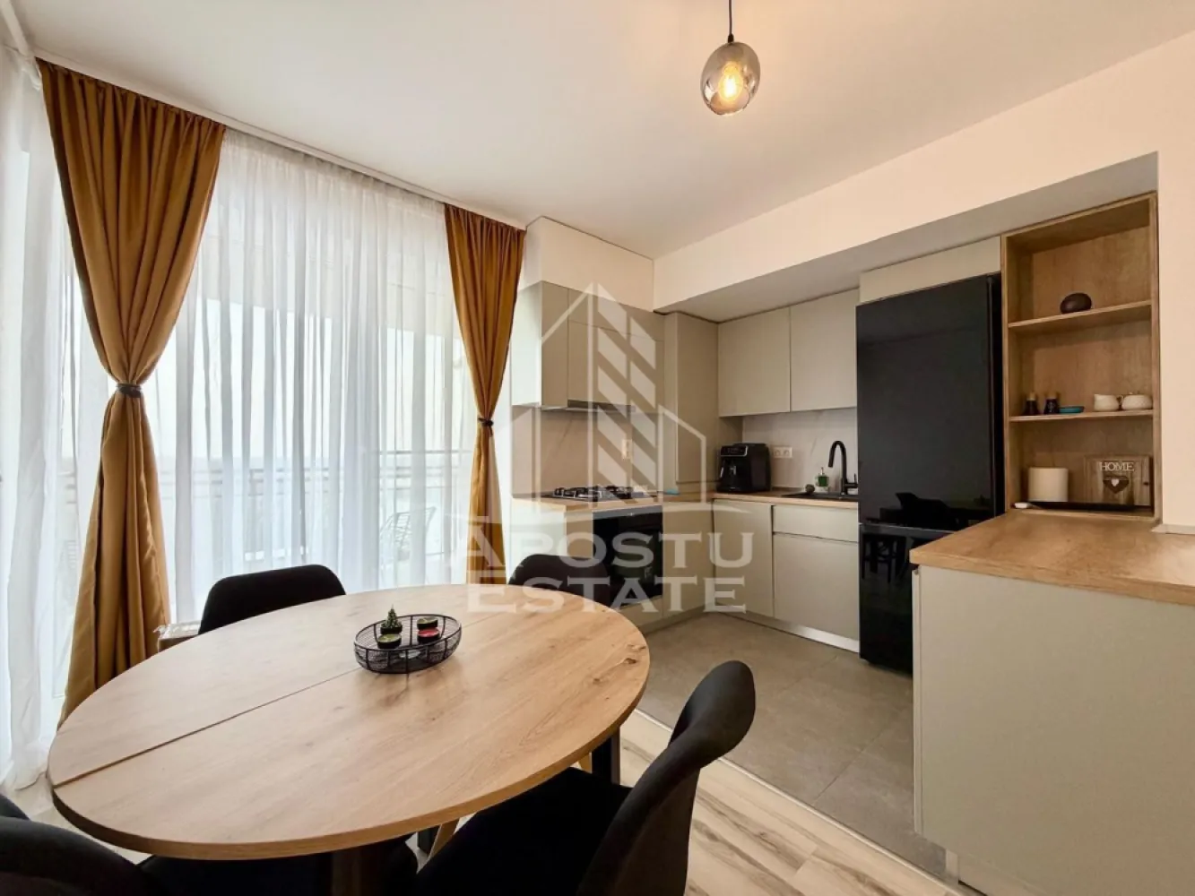 Apartament 3 camere de închiriat, parcare, Denya Forest Timișoara - APOSTU ESTATE vă propune spre închiriere un apartament spațios și elegant, cu 3 camere, la etajul 9 din 11 situat într-o zonă liniștită și bine conectată din Complexul Rezidential Denya Forest, ideal pentru familii sau persoane care doresc un spațiu generos și confortabil.

Suprafață utilă: 60 mp
Compartimentare eficientă:

- Hol de acces generos
- Bucătărie complet mobilată și utilată, cu loc de luat masa
- Living luminos și spațios cu canapea extensibila si TV
- Un dormitor matrimonial cu dressing
- O camera cu pat extensibil ideal pentru al doilea dormitor sau birou
- Baie cu cadă și geam pentru ventilație naturală
- Balcon de 10 mp

Confort și facilități:
- Centrală termică proprie pe gaz cu incalzire in pardoseala
- Aer condiționat
- Loc de parcare inclus în preț

Apartamentul este complet mobilat și utilat

Localizare: Zona Lipovei, Complexul Rezidential Denya Forest,– liniște, acces facil spre oraș, în apropiere de magazine, școli și mijloace de transport în comun.

Ideal pentru:
- Familii
- Cupluri
- Profesioniști care lucrează remote sau au nevoie de birou acasă

Preț chirie: 650 de euro
Programează o vizionare!
ID intern: CP2877176!