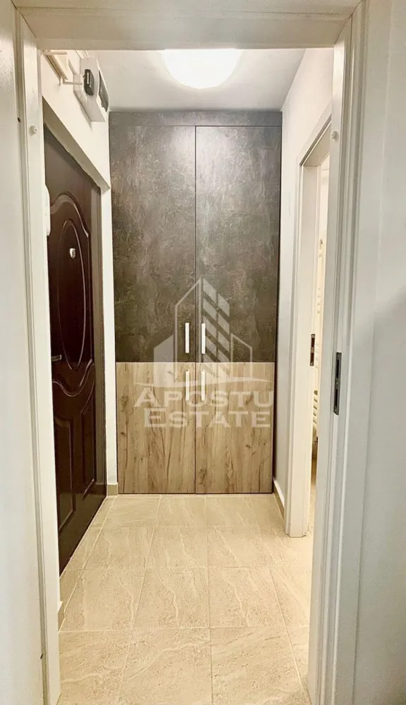 Apartament cu 1 camere de inchiriat, Aradului,Timisoara - Agentia imobiliara APOSTU ESTATE va propune spre inchiriere un apartament cu 1 camere, spatios si luminos, situat in zona Aradului, o zona linistita si bine pozitionata din Timisoara, potrivit pentru cupluri sau studenti care isi doresc o locuinta unde sa se simta confortabil si cu acces facil catre scoli, statii de autobuz, supermarketuri , magazine de zona, parcuri.

Suprafata utila: 22 mp
Compartimentare eficienta:
-Hol de acces generos
-Bucatarie complet mobilata si utilata
-Dormitor mobilat si utilat
-Baie prevazuta cu dus

Confort si facilitati:
-Incalzirea apartamentului: colterm
-Apartamentul este complet mobilat si utilat

Localizare:
-Timis,Timisoara, zona Aradului– acces facil spre magazine, scoli, parcuri si mijloace de transport in comun.

Ideal pentru:
-Cupluri
-Studenti

Disponibilitate: 27.06.2026
Pret chirie lunara: 350 euro 
Programeaza o vizionare pentru a-ti putea imagina viitorul aici!
ID intern: CP3174579