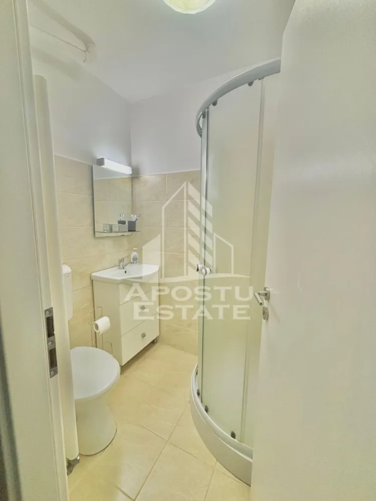 Apartament cu 1 camere de inchiriat, Aradului,Timisoara - Agentia imobiliara APOSTU ESTATE va propune spre inchiriere un apartament cu 1 camere, spatios si luminos, situat in zona Aradului, o zona linistita si bine pozitionata din Timisoara, potrivit pentru cupluri sau studenti care isi doresc o locuinta unde sa se simta confortabil si cu acces facil catre scoli, statii de autobuz, supermarketuri , magazine de zona, parcuri.

Suprafata utila: 22 mp
Compartimentare eficienta:
-Hol de acces generos
-Bucatarie complet mobilata si utilata
-Dormitor mobilat si utilat
-Baie prevazuta cu dus

Confort si facilitati:
-Incalzirea apartamentului: colterm
-Apartamentul este complet mobilat si utilat

Localizare:
-Timis,Timisoara, zona Aradului– acces facil spre magazine, scoli, parcuri si mijloace de transport in comun.

Ideal pentru:
-Cupluri
-Studenti

Disponibilitate: 27.06.2026
Pret chirie lunara: 350 euro 
Programeaza o vizionare pentru a-ti putea imagina viitorul aici!
ID intern: CP3174579