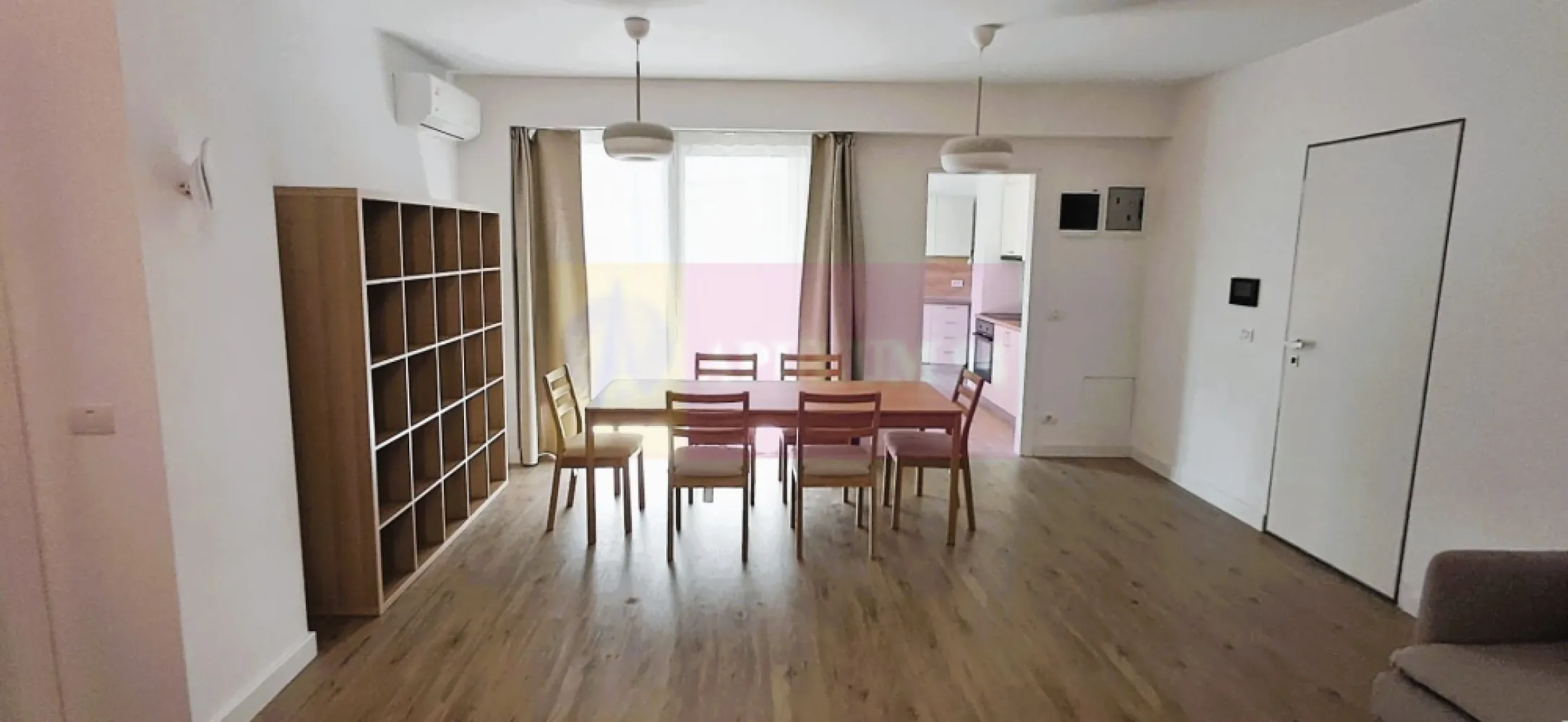Apartament 4 camere, 104 mp + terasă 16 mp | Cartierul Armenesc - Link video : 
https://www.youtube.com/watch?v=8TIb5Ij0SGA

Apartament cu 4 camere - Licurg 2 Prime Residence, la etajul 1/3. Suprafață utilă de 104,40 mp și terasă de 16,30 mp, însumând 120,70 mp. Imobil ultracentral, situat în zona exclusivistă a cartierului Armenesc, aproape de Piața Universității și Grădina Icoanei. Finisaje de calitate, compartimentare decomandată și lumină naturală din abundență. 
Conditii inchiriere:
Contract minim 24 luni. 1650 euro + TVA lunar. Se achita contravaloarea a doua luni garantie ( returnabila la incheierea perioadei contractuale ). Proprietarii nu accepta animale de companie. 
2 locuri de parcare per apartament. Parcare subterana. Pret per loc de parcare - 150 euro + TVA lunar.
Apartamentul se preda mobilat si utilat.

Licurg 2 Prime Residence este proiect rezidenţial boutique UNIC si impresionant, structurat pe S+P+2+3R, oferind 13 apartamente şi 24 de locuri de parcare subterane.
Proiectul include o selecţie diversă de apartamente cu 3 şi 4 camere , caracterizate prin ferestre ample ce permit luminii naturale să inunde spaţiile largi şi bine organizate. Fiecare apartament beneficiază de balcoane spaţioase, iar locuinţele de la parter oferă grădini private generoase, transformându-se într-o oază de linişte chiar în centrul oraşului.
Contact 0733683453 // adrian@apulum94.ro