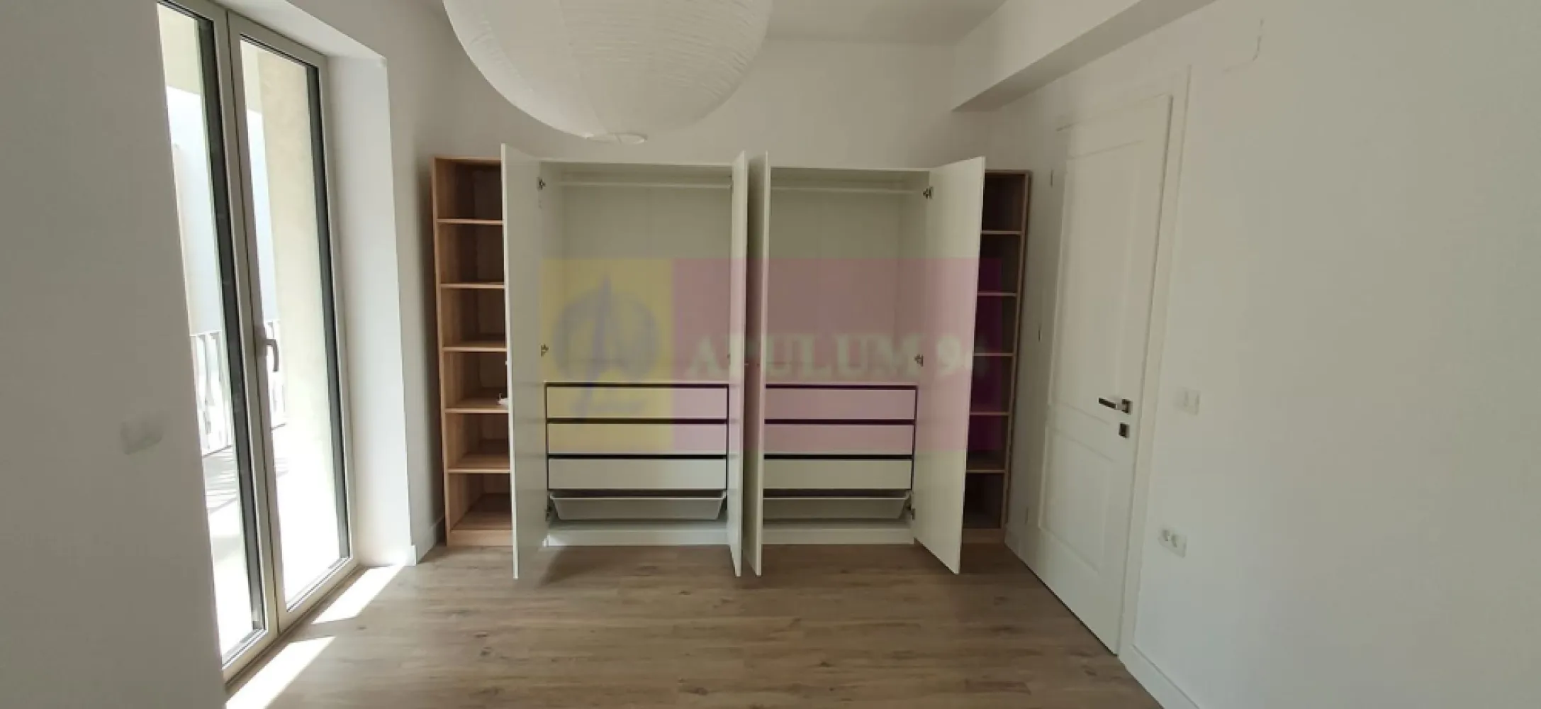 Apartament 4 camere, 104 mp + terasă 16 mp | Cartierul Armenesc - Link video : 
https://www.youtube.com/watch?v=8TIb5Ij0SGA

Apartament cu 4 camere - Licurg 2 Prime Residence, la etajul 1/3. Suprafață utilă de 104,40 mp și terasă de 16,30 mp, însumând 120,70 mp. Imobil ultracentral, situat în zona exclusivistă a cartierului Armenesc, aproape de Piața Universității și Grădina Icoanei. Finisaje de calitate, compartimentare decomandată și lumină naturală din abundență. 
Conditii inchiriere:
Contract minim 24 luni. 1650 euro + TVA lunar. Se achita contravaloarea a doua luni garantie ( returnabila la incheierea perioadei contractuale ). Proprietarii nu accepta animale de companie. 
2 locuri de parcare per apartament. Parcare subterana. Pret per loc de parcare - 150 euro + TVA lunar.
Apartamentul se preda mobilat si utilat.

Licurg 2 Prime Residence este proiect rezidenţial boutique UNIC si impresionant, structurat pe S+P+2+3R, oferind 13 apartamente şi 24 de locuri de parcare subterane.
Proiectul include o selecţie diversă de apartamente cu 3 şi 4 camere , caracterizate prin ferestre ample ce permit luminii naturale să inunde spaţiile largi şi bine organizate. Fiecare apartament beneficiază de balcoane spaţioase, iar locuinţele de la parter oferă grădini private generoase, transformându-se într-o oază de linişte chiar în centrul oraşului.
Contact 0733683453 // adrian@apulum94.ro