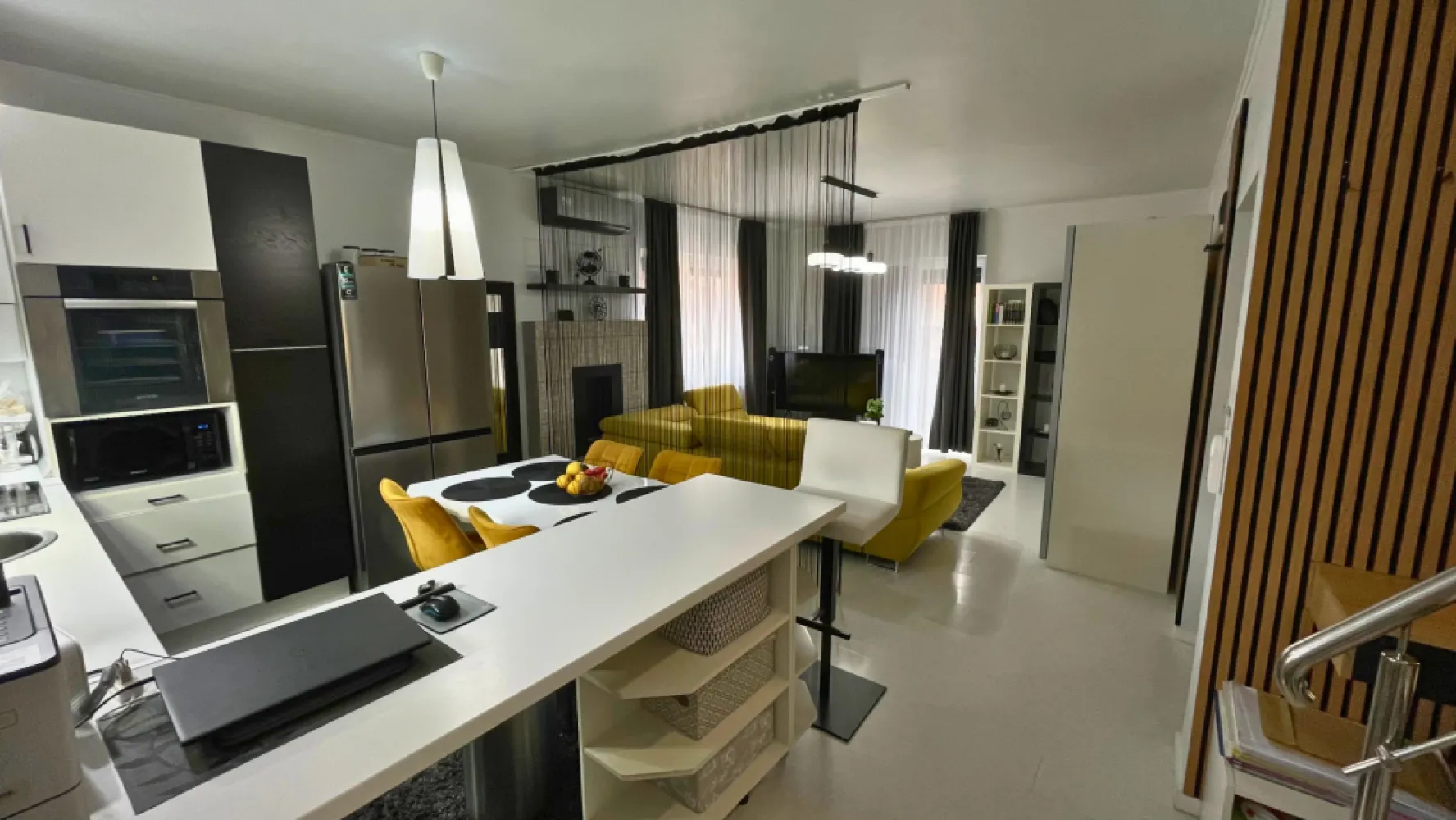 Exclusivitate | Apartament la cheie |✨Comision 0 - Eleganța, confortul și funcționalitatea se îmbină armonios în această proprietate amenajată cu atenție la detalii, situată într-una dintre cele mai liniștite și apreciate zone din Florești.Poziționat pe strada Plopilor, în zona Muzeul Apei, apartamentul beneficiază de un cadru plăcut, cu multă liniște și acces rapid către Cluj-Napoca, într-o zonă cu dezvoltare accelerată, în proximitatea viitorului Spital Regional de Urgență.Situat la etajul 2, apartamentul dispune de 60 mp utili și un balcon de 4 mp, iar orientarea est–vest oferă lumină naturală pe tot parcursul zilei și o atmosferă primitoare. Apartamentul se vinde complet mobilat și utilat, fiind pregătit pentru mutare imediată, fără investiții suplimentare.Compartimentare:• living generos cu bucătărie open-space• dormitor matrimonial• garderobă• 2 băi• balconFinisaje și dotări:• mobilier realizat la comandă, cu accent pe funcționalitate și design• centrală termică proprie• 2 aparate de aer condiționat pentru un confort optim în orice sezon• jaluzele electrice cu acționare prin telecomandă• multiple spații de depozitare integrate inteligent• baie principală dotată cu cadă hidromasaj• șemineu electricFiecare detaliu a fost gândit pentru a oferi confort, eficiență și un ambient plăcut, transformând această proprietate într-o alegere excelentă atât pentru locuință personală, cât și pentru investiție.Loc de parcare exterior inclus în preț.Opțional, se poate achiziționa și un loc de parcare subteran.Preț: 144.000 EUR negociabilComision 0 pentru cumpărător.Se acceptă achiziția și prin credit, iar pentru un proces cât mai simplu și rapid colaborăm cu broker de credite, oferind consultanță 100% gratuită.ID: 90v/1Pentru mai multe detalii sau programarea unei vizionări, echipa Petani Imobiliare vă stă cu drag la dispoziție.0784 878 355