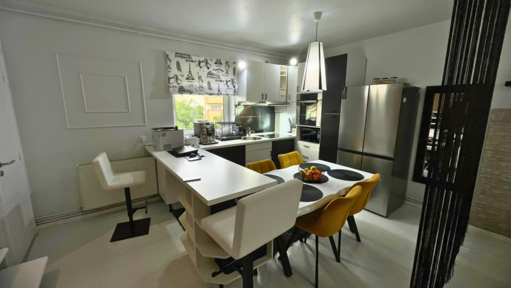 Exclusivitate | Apartament la cheie |✨Comision 0 - Eleganța, confortul și funcționalitatea se îmbină armonios în această proprietate amenajată cu atenție la detalii, situată într-una dintre cele mai liniștite și apreciate zone din Florești.Poziționat pe strada Plopilor, în zona Muzeul Apei, apartamentul beneficiază de un cadru plăcut, cu multă liniște și acces rapid către Cluj-Napoca, într-o zonă cu dezvoltare accelerată, în proximitatea viitorului Spital Regional de Urgență.Situat la etajul 2, apartamentul dispune de 60 mp utili și un balcon de 4 mp, iar orientarea est–vest oferă lumină naturală pe tot parcursul zilei și o atmosferă primitoare. Apartamentul se vinde complet mobilat și utilat, fiind pregătit pentru mutare imediată, fără investiții suplimentare.Compartimentare:• living generos cu bucătărie open-space• dormitor matrimonial• garderobă• 2 băi• balconFinisaje și dotări:• mobilier realizat la comandă, cu accent pe funcționalitate și design• centrală termică proprie• 2 aparate de aer condiționat pentru un confort optim în orice sezon• jaluzele electrice cu acționare prin telecomandă• multiple spații de depozitare integrate inteligent• baie principală dotată cu cadă hidromasaj• șemineu electricFiecare detaliu a fost gândit pentru a oferi confort, eficiență și un ambient plăcut, transformând această proprietate într-o alegere excelentă atât pentru locuință personală, cât și pentru investiție.Loc de parcare exterior inclus în preț.Opțional, se poate achiziționa și un loc de parcare subteran.Preț: 144.000 EUR negociabilComision 0 pentru cumpărător.Se acceptă achiziția și prin credit, iar pentru un proces cât mai simplu și rapid colaborăm cu broker de credite, oferind consultanță 100% gratuită.ID: 90v/1Pentru mai multe detalii sau programarea unei vizionări, echipa Petani Imobiliare vă stă cu drag la dispoziție.0784 878 355