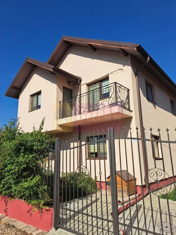 Casa de vanzare in Bragadiru - Agentia Apulum 94, va ofera spre vanzare 
Vila singur in curte (nu este construita de dezvoltator) situata intr-o zona linistita si usor accesibila din Bragadiru, pe strada Safirului foarte aproape de Prelungirea Ghencea si de Soseaua Alexandriei. 
 Vila are o suprafata construita de 142 mp, 300mp de teren si are ca regim de inaltime parter, etaj si pod inalt, compartimentare generoasa, cu un living luminos de cca.29 mp, bucatarie mobilata si utilata cu finisaje de calitate, 2 bai moderne, 2 balcoane, 3 dormitoare confortabile, camera tehnica, foisor generos (12 mp), gratar si magazie in curte. 
Utilitati: gaze naturale, centrala termica cu incalzire in pardoseala, apa din put propriu (instalatii de purificare si dedurizare a apei), energie electrica, fosa septica din beton - 28 mc.
 In vecinatatea sunt magazine: Mega Image, Lidl, Profi, Penny, Kaufland si alte magazine, scoli, gradinite, restaurante, clinici, etc. 
Pretul proprietatii este 229.000 euro.