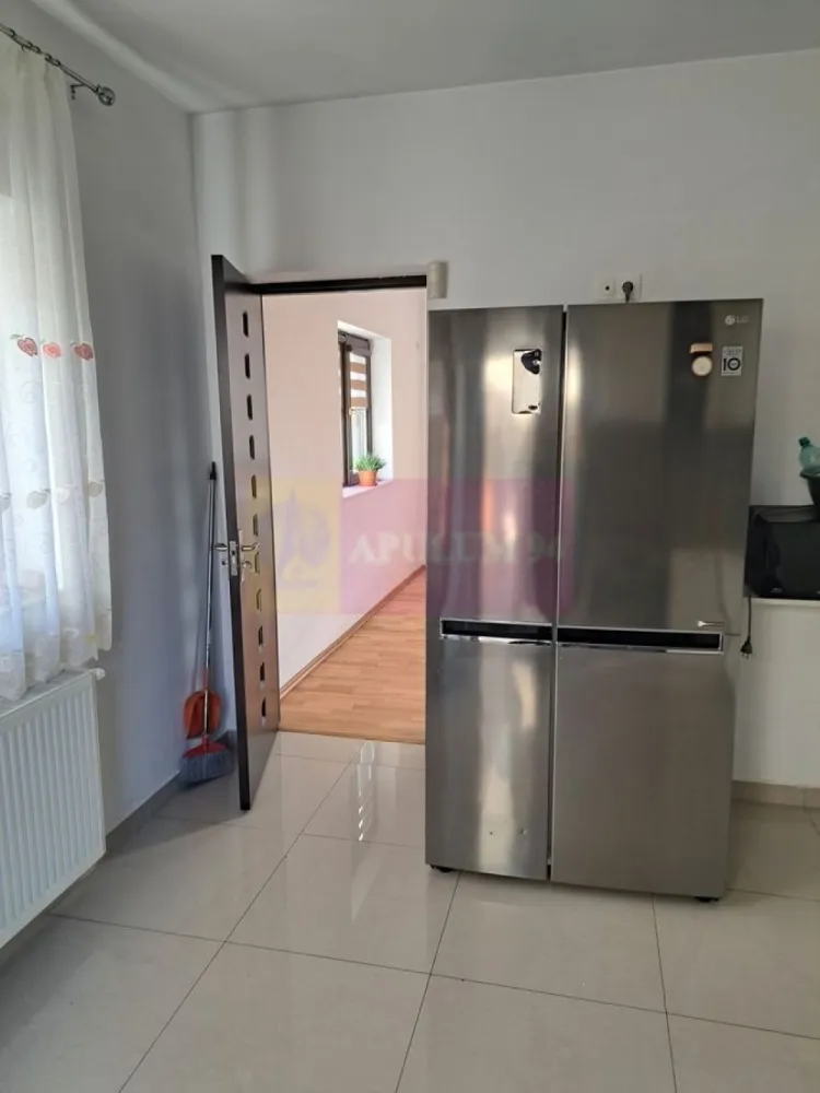 Casa de vanzare in Bragadiru - Agentia Apulum 94, va ofera spre vanzare 
Vila singur in curte (nu este construita de dezvoltator) situata intr-o zona linistita si usor accesibila din Bragadiru, pe strada Safirului foarte aproape de Prelungirea Ghencea si de Soseaua Alexandriei. 
 Vila are o suprafata construita de 142 mp, 300mp de teren si are ca regim de inaltime parter, etaj si pod inalt, compartimentare generoasa, cu un living luminos de cca.29 mp, bucatarie mobilata si utilata cu finisaje de calitate, 2 bai moderne, 2 balcoane, 3 dormitoare confortabile, camera tehnica, foisor generos (12 mp), gratar si magazie in curte. 
Utilitati: gaze naturale, centrala termica cu incalzire in pardoseala, apa din put propriu (instalatii de purificare si dedurizare a apei), energie electrica, fosa septica din beton - 28 mc.
 In vecinatatea sunt magazine: Mega Image, Lidl, Profi, Penny, Kaufland si alte magazine, scoli, gradinite, restaurante, clinici, etc. 
Pretul proprietatii este 229.000 euro.