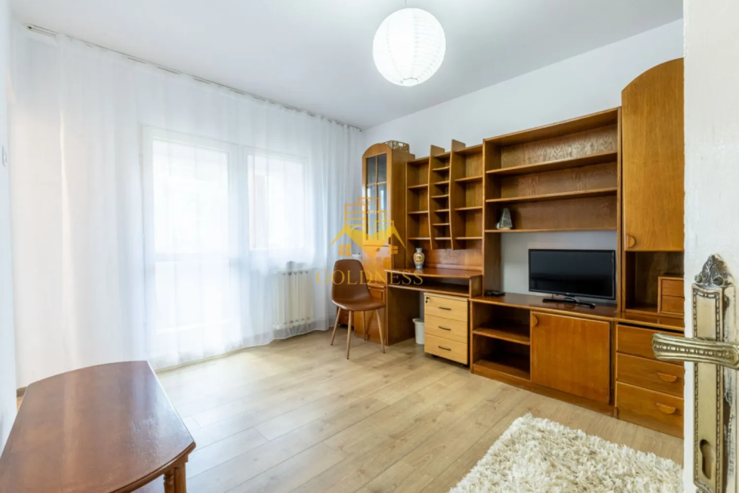 Garsoniera, 25mp+balcon, Manastur str. Almasului Zona Kaufland - GOLDNESS Imobiliare vă propune spre închiriere un apartament cu o camera complet mobilata și utilata, la etajul 3 într-un imobil de 4 etaje, în Cartierul Manastur.
Posibilitate de parcare in zona!
Se află în apropierea stațiilor de transport în comun, magazine, restaurante, spații verzi, farmacii, etc. 

Apartamentul este compartimentat astfel:
 - dormitor cu pat extensibil, spatiu pentru depozitare
 - bucatarie complet mobilata, utilata, loc de luat masa 
 - baie cu cada, calorifer port prosop și dulap pentru depozitare.
 - balcon de 3 mp.

Imobilul este dotat cu toate cele necesare - frigider, aragaz, hotă, mașină de spălat haine, etc. 

Dacă sunteți interesați de acest apartament și doriți să îl vizionați, dar și pentru alte oferte nu ezitați să ne contactați telefonic sau prin e-mail. Vă stăm la dispoziție!

Pentru intermediere se percepe un comision de 50% din prețul chiriei!