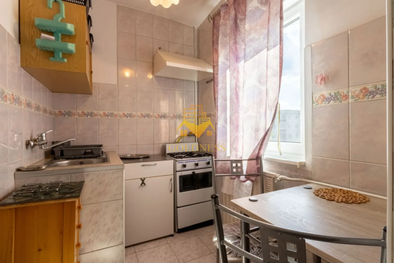 Garsoniera, 25mp+balcon, Manastur str. Almasului Zona Kaufland - GOLDNESS Imobiliare vă propune spre închiriere un apartament cu o camera complet mobilata și utilata, la etajul 3 într-un imobil de 4 etaje, în Cartierul Manastur.
Posibilitate de parcare in zona!
Se află în apropierea stațiilor de transport în comun, magazine, restaurante, spații verzi, farmacii, etc. 

Apartamentul este compartimentat astfel:
 - dormitor cu pat extensibil, spatiu pentru depozitare
 - bucatarie complet mobilata, utilata, loc de luat masa 
 - baie cu cada, calorifer port prosop și dulap pentru depozitare.
 - balcon de 3 mp.

Imobilul este dotat cu toate cele necesare - frigider, aragaz, hotă, mașină de spălat haine, etc. 

Dacă sunteți interesați de acest apartament și doriți să îl vizionați, dar și pentru alte oferte nu ezitați să ne contactați telefonic sau prin e-mail. Vă stăm la dispoziție!

Pentru intermediere se percepe un comision de 50% din prețul chiriei!