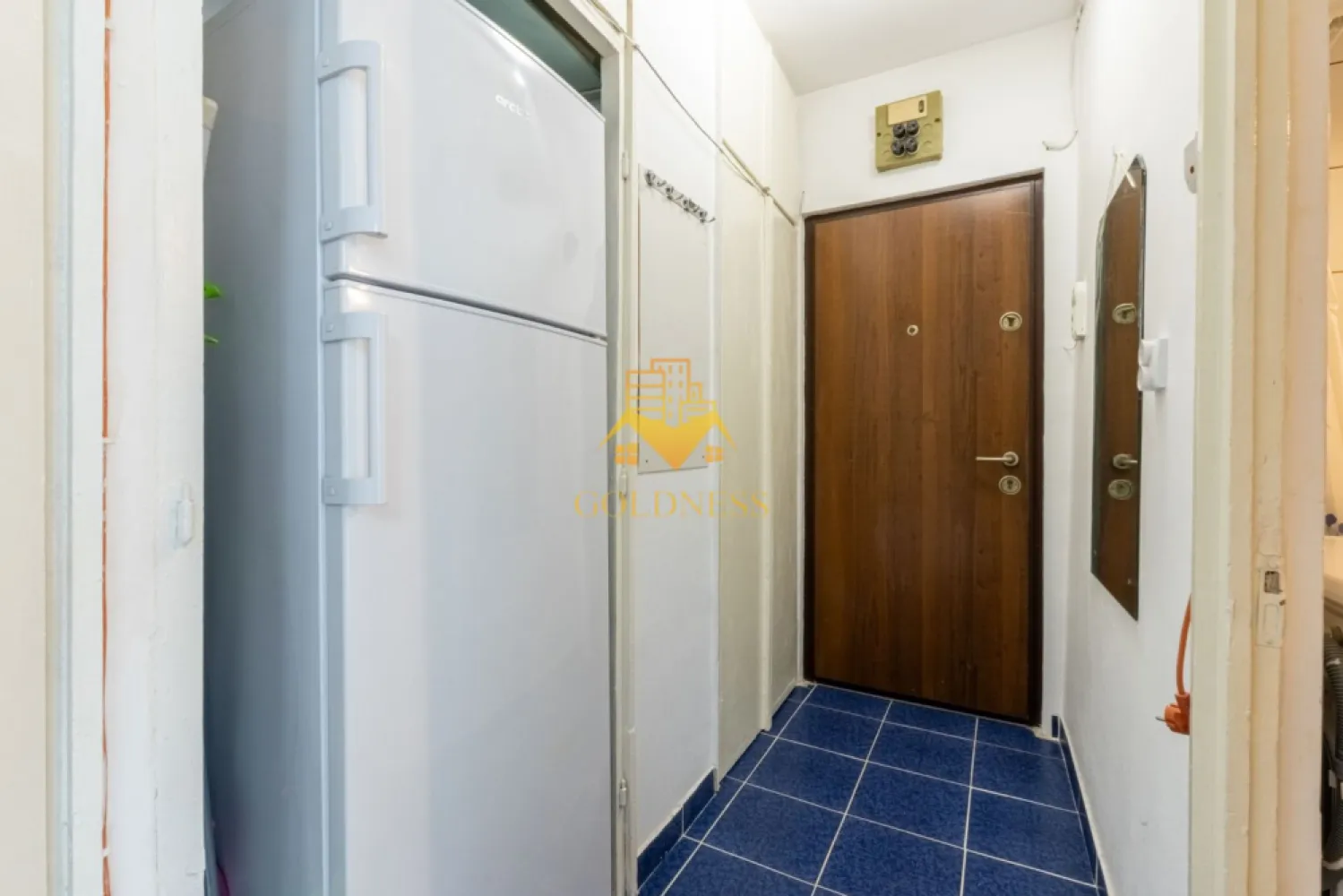 Garsoniera, 25mp+balcon, Manastur str. Almasului Zona Kaufland - GOLDNESS Imobiliare vă propune spre închiriere un apartament cu o camera complet mobilata și utilata, la etajul 3 într-un imobil de 4 etaje, în Cartierul Manastur.
Posibilitate de parcare in zona!
Se află în apropierea stațiilor de transport în comun, magazine, restaurante, spații verzi, farmacii, etc. 

Apartamentul este compartimentat astfel:
 - dormitor cu pat extensibil, spatiu pentru depozitare
 - bucatarie complet mobilata, utilata, loc de luat masa 
 - baie cu cada, calorifer port prosop și dulap pentru depozitare.
 - balcon de 3 mp.

Imobilul este dotat cu toate cele necesare - frigider, aragaz, hotă, mașină de spălat haine, etc. 

Dacă sunteți interesați de acest apartament și doriți să îl vizionați, dar și pentru alte oferte nu ezitați să ne contactați telefonic sau prin e-mail. Vă stăm la dispoziție!

Pentru intermediere se percepe un comision de 50% din prețul chiriei!