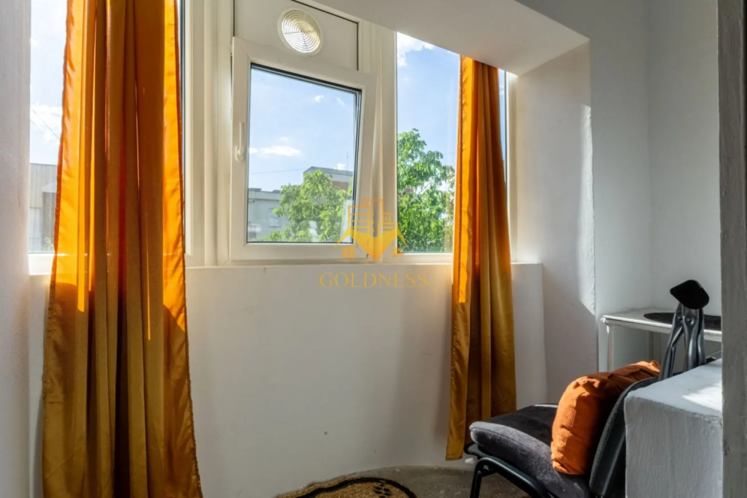 Garsoniera, 25mp+balcon, Manastur str. Almasului Zona Kaufland - GOLDNESS Imobiliare vă propune spre închiriere un apartament cu o camera complet mobilata și utilata, la etajul 3 într-un imobil de 4 etaje, în Cartierul Manastur.
Posibilitate de parcare in zona!
Se află în apropierea stațiilor de transport în comun, magazine, restaurante, spații verzi, farmacii, etc. 

Apartamentul este compartimentat astfel:
 - dormitor cu pat extensibil, spatiu pentru depozitare
 - bucatarie complet mobilata, utilata, loc de luat masa 
 - baie cu cada, calorifer port prosop și dulap pentru depozitare.
 - balcon de 3 mp.

Imobilul este dotat cu toate cele necesare - frigider, aragaz, hotă, mașină de spălat haine, etc. 

Dacă sunteți interesați de acest apartament și doriți să îl vizionați, dar și pentru alte oferte nu ezitați să ne contactați telefonic sau prin e-mail. Vă stăm la dispoziție!

Pentru intermediere se percepe un comision de 50% din prețul chiriei!