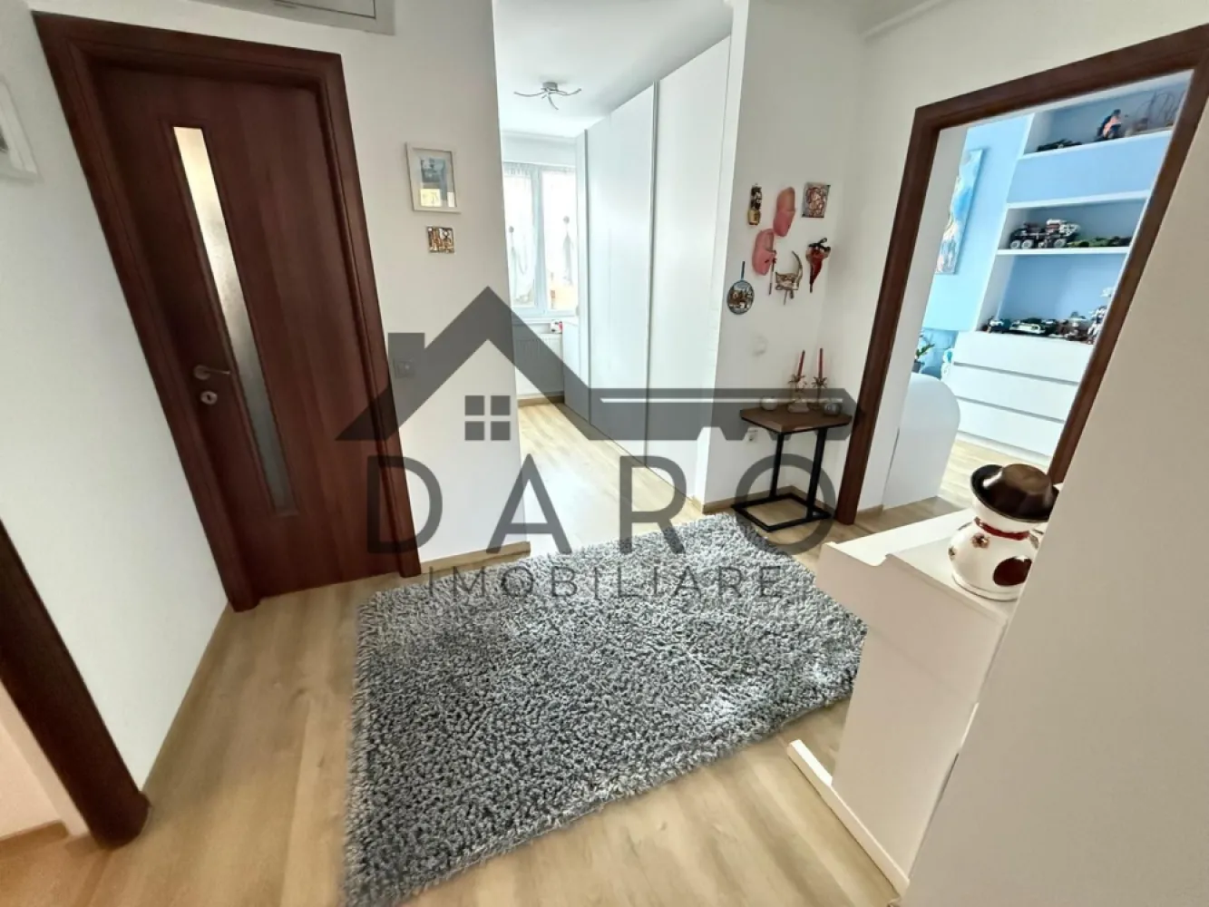 Apartament cu 2 camere in strada Moldovei. - APARTAMENT DEOSEBIT DE VÂNZARE – STRADA MOLDOVEI, TÂRGU MUREȘ ✨🏡

Daro Imobiliare, prin Coman Maria, vă oferă spre vânzare un apartament modern, complet renovat, situat într-una dintre cele mai căutate zone ale cartierului Tudor Vladimirescu – Strada Moldovei.

📍 Situat la etajul 3 din 4, într-un bloc solid din cărămidă, acest apartament beneficiază de o compartimentare practică și de finisaje moderne, fiind pregătit pentru mutare imediată, fără investiții suplimentare.

📐 Suprafață utilă: 52 mp
🌞 Balcon generos: 6 mp

Compartimentare:
✔️ Living spațios și luminos
✔️ Dormitor confortabil
✔️ Bucătărie complet mobilată și utilată
✔️ Baie modernă
✔️ Hol
✔️ Balcon lung, ideal pentru relaxare

🔨 Apartamentul a fost renovat integral:
✅ Instalație electrică schimbată complet
✅ Instalație sanitară schimbată
✅ Finisaje moderne și de calitate
✅ Mobilier și electrocasnice în stare foarte bună
✅ Se vinde complet mobilat și utilat, exact cum se poate vedea în fotografii (la dorința cumpărătorului)

🏢 Bloc din cărămidă, etaj intermediar, poziționare excelentă, aproape de magazine, școli, grădinițe, mijloace de transport în comun și toate facilitățile necesare unui trai confortabil.

💶 Preț: 116.000 Euro

📞 Pentru informații suplimentare și programarea unei vizionări:
Coman Maria – Daro Imobiliare
📱 0749 535 729

💰 Ai nevoie de finanțare?
Coman Maria este și broker de credite autorizat prin Kiwi Finance și te poate ajuta să obții cea mai avantajoasă soluție de creditare de la băncile partenere, fără costuri suplimentare pentru tine.