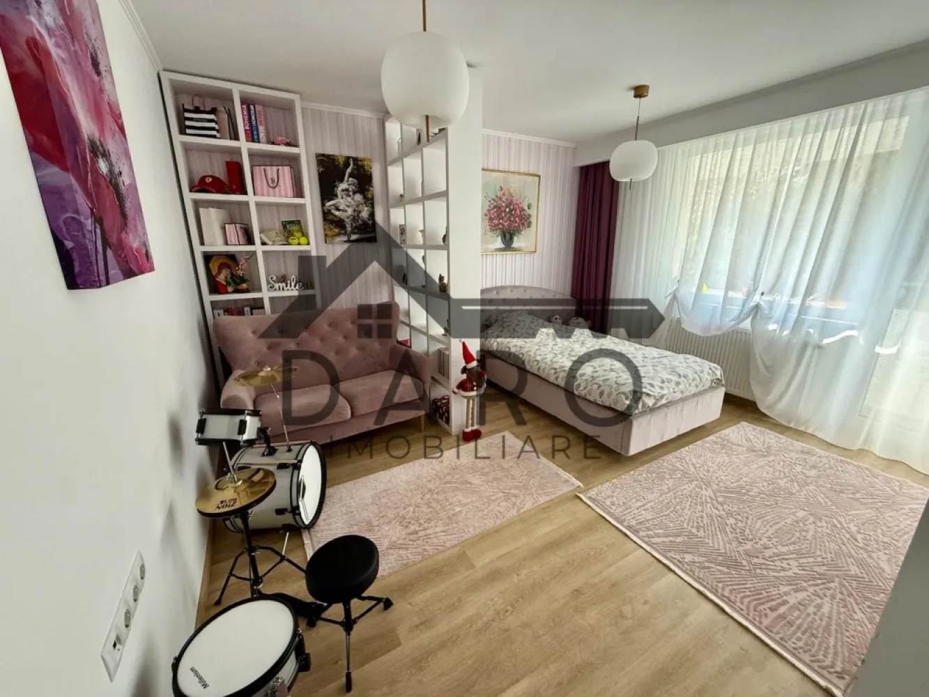 Apartament cu 2 camere in strada Moldovei. - APARTAMENT DEOSEBIT DE VÂNZARE – STRADA MOLDOVEI, TÂRGU MUREȘ ✨🏡

Daro Imobiliare, prin Coman Maria, vă oferă spre vânzare un apartament modern, complet renovat, situat într-una dintre cele mai căutate zone ale cartierului Tudor Vladimirescu – Strada Moldovei.

📍 Situat la etajul 3 din 4, într-un bloc solid din cărămidă, acest apartament beneficiază de o compartimentare practică și de finisaje moderne, fiind pregătit pentru mutare imediată, fără investiții suplimentare.

📐 Suprafață utilă: 52 mp
🌞 Balcon generos: 6 mp

Compartimentare:
✔️ Living spațios și luminos
✔️ Dormitor confortabil
✔️ Bucătărie complet mobilată și utilată
✔️ Baie modernă
✔️ Hol
✔️ Balcon lung, ideal pentru relaxare

🔨 Apartamentul a fost renovat integral:
✅ Instalație electrică schimbată complet
✅ Instalație sanitară schimbată
✅ Finisaje moderne și de calitate
✅ Mobilier și electrocasnice în stare foarte bună
✅ Se vinde complet mobilat și utilat, exact cum se poate vedea în fotografii (la dorința cumpărătorului)

🏢 Bloc din cărămidă, etaj intermediar, poziționare excelentă, aproape de magazine, școli, grădinițe, mijloace de transport în comun și toate facilitățile necesare unui trai confortabil.

💶 Preț: 116.000 Euro

📞 Pentru informații suplimentare și programarea unei vizionări:
Coman Maria – Daro Imobiliare
📱 0749 535 729

💰 Ai nevoie de finanțare?
Coman Maria este și broker de credite autorizat prin Kiwi Finance și te poate ajuta să obții cea mai avantajoasă soluție de creditare de la băncile partenere, fără costuri suplimentare pentru tine.