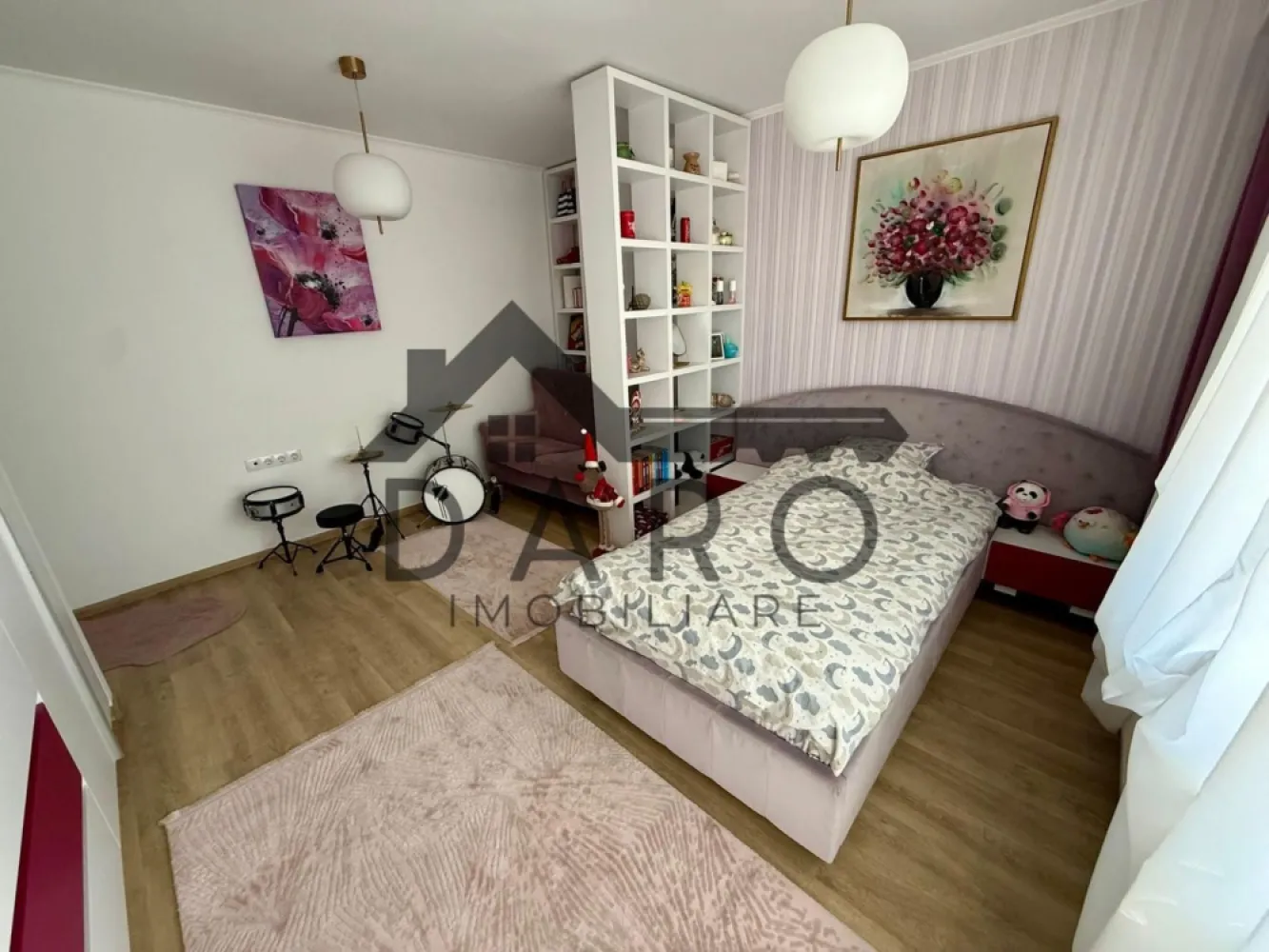 Apartament cu 2 camere in strada Moldovei. - APARTAMENT DEOSEBIT DE VÂNZARE – STRADA MOLDOVEI, TÂRGU MUREȘ ✨🏡

Daro Imobiliare, prin Coman Maria, vă oferă spre vânzare un apartament modern, complet renovat, situat într-una dintre cele mai căutate zone ale cartierului Tudor Vladimirescu – Strada Moldovei.

📍 Situat la etajul 3 din 4, într-un bloc solid din cărămidă, acest apartament beneficiază de o compartimentare practică și de finisaje moderne, fiind pregătit pentru mutare imediată, fără investiții suplimentare.

📐 Suprafață utilă: 52 mp
🌞 Balcon generos: 6 mp

Compartimentare:
✔️ Living spațios și luminos
✔️ Dormitor confortabil
✔️ Bucătărie complet mobilată și utilată
✔️ Baie modernă
✔️ Hol
✔️ Balcon lung, ideal pentru relaxare

🔨 Apartamentul a fost renovat integral:
✅ Instalație electrică schimbată complet
✅ Instalație sanitară schimbată
✅ Finisaje moderne și de calitate
✅ Mobilier și electrocasnice în stare foarte bună
✅ Se vinde complet mobilat și utilat, exact cum se poate vedea în fotografii (la dorința cumpărătorului)

🏢 Bloc din cărămidă, etaj intermediar, poziționare excelentă, aproape de magazine, școli, grădinițe, mijloace de transport în comun și toate facilitățile necesare unui trai confortabil.

💶 Preț: 116.000 Euro

📞 Pentru informații suplimentare și programarea unei vizionări:
Coman Maria – Daro Imobiliare
📱 0749 535 729

💰 Ai nevoie de finanțare?
Coman Maria este și broker de credite autorizat prin Kiwi Finance și te poate ajuta să obții cea mai avantajoasă soluție de creditare de la băncile partenere, fără costuri suplimentare pentru tine.
