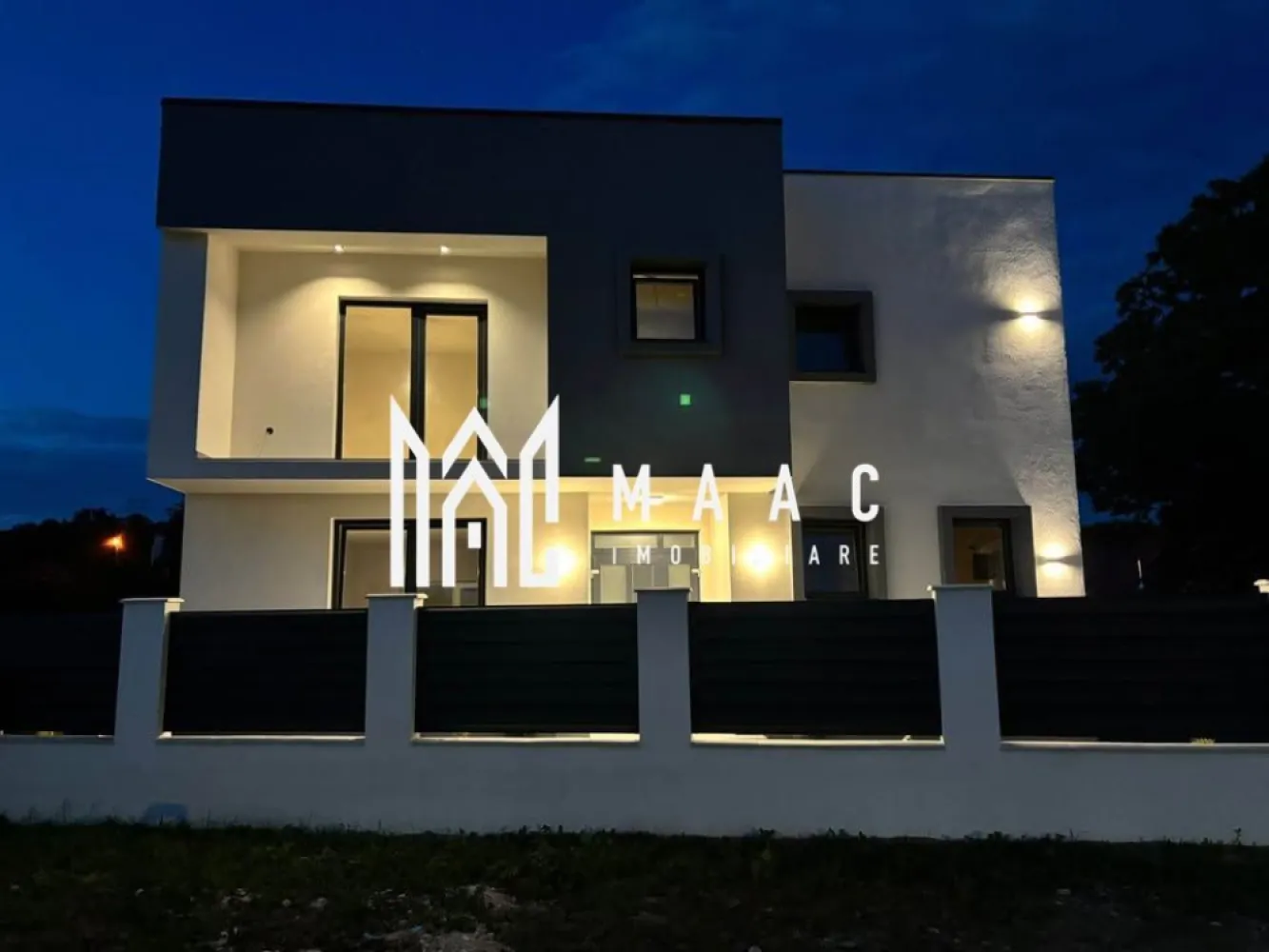 Casă individuală 4 camere | Bungard | 186 mp utili, teren 350 mp - Casă individuală cu 4 camere de vânzare în Bungard, cu 186 mp utili, teren de 350 mp și acces facil către Sibiu. Proprietatea este semifinisată, construită în 2026, și oferă spațiu interior generos, curte proprie și terasă acoperită.

Detalii proprietate:
• Suprafață utilă: 186 mp
• Teren: 350 mp
• Regim de înălțime: P+1
• 4 camere și 3 băi
• Stadiu interior: semifinisat
• Balcon și terasă acoperită de 40 mp
• Încălzire în pardoseală la parter și la etaj
• Centrală termică pe gaz
• Tâmplărie PVC Salamander cu 3 foi de sticlă
• Izolație exterioară cu polistiren de 15 cm
• Construcție din cărămidă
• 2 locuri de parcare
• Utilități disponibile: apă curentă, canalizare, energie electrică, gaz, internet și cablu TV

Locație și acces:
Proprietatea este situată în Bungard, la aproximativ 15 minute de centrul Sibiului. Accesul se face direct din drum asfaltat, iar exteriorul include curte amenajată cu dale și spațiu verde.

Cod anunț CP3089203. Contactați-ne pentru o vizionare și pentru informații suplimentare.