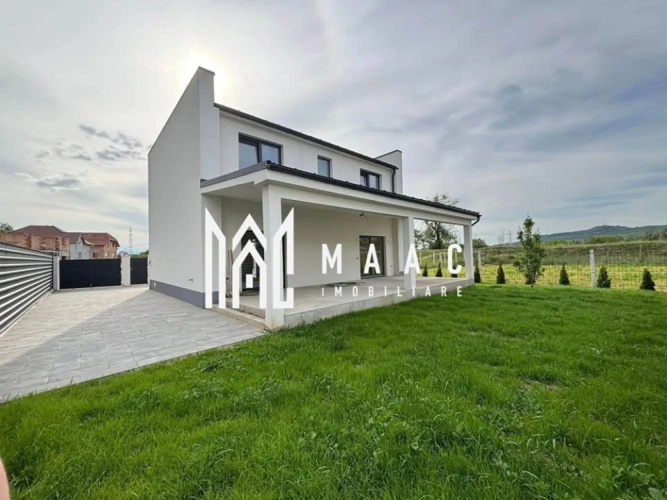 Casă individuală 4 camere | Bungard | 186 mp utili, teren 350 mp - Casă individuală cu 4 camere de vânzare în Bungard, cu 186 mp utili, teren de 350 mp și acces facil către Sibiu. Proprietatea este semifinisată, construită în 2026, și oferă spațiu interior generos, curte proprie și terasă acoperită.

Detalii proprietate:
• Suprafață utilă: 186 mp
• Teren: 350 mp
• Regim de înălțime: P+1
• 4 camere și 3 băi
• Stadiu interior: semifinisat
• Balcon și terasă acoperită de 40 mp
• Încălzire în pardoseală la parter și la etaj
• Centrală termică pe gaz
• Tâmplărie PVC Salamander cu 3 foi de sticlă
• Izolație exterioară cu polistiren de 15 cm
• Construcție din cărămidă
• 2 locuri de parcare
• Utilități disponibile: apă curentă, canalizare, energie electrică, gaz, internet și cablu TV

Locație și acces:
Proprietatea este situată în Bungard, la aproximativ 15 minute de centrul Sibiului. Accesul se face direct din drum asfaltat, iar exteriorul include curte amenajată cu dale și spațiu verde.

Cod anunț CP3089203. Contactați-ne pentru o vizionare și pentru informații suplimentare.