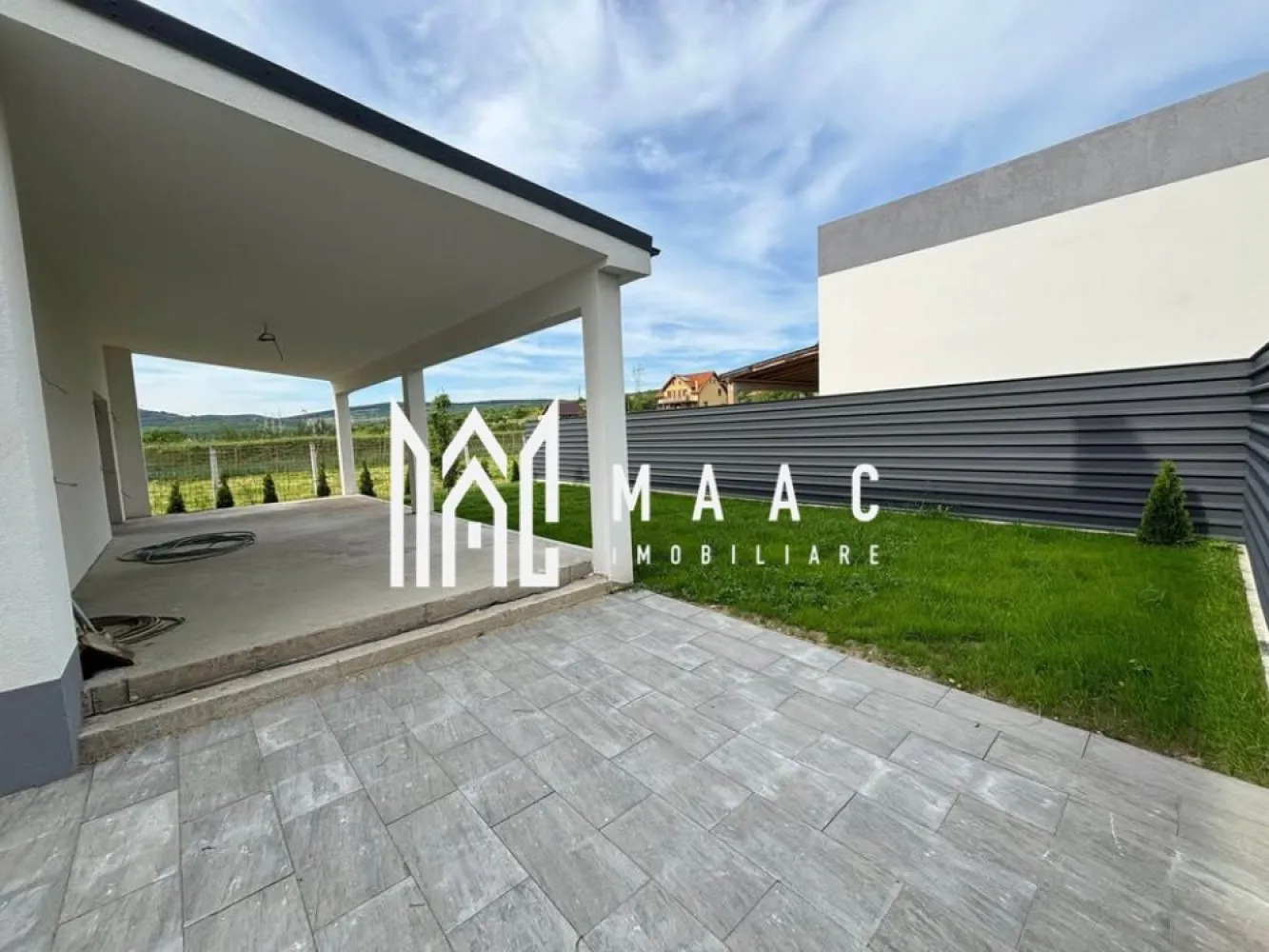 Casă individuală 4 camere | Bungard | 186 mp utili, teren 350 mp - Casă individuală cu 4 camere de vânzare în Bungard, cu 186 mp utili, teren de 350 mp și acces facil către Sibiu. Proprietatea este semifinisată, construită în 2026, și oferă spațiu interior generos, curte proprie și terasă acoperită.

Detalii proprietate:
• Suprafață utilă: 186 mp
• Teren: 350 mp
• Regim de înălțime: P+1
• 4 camere și 3 băi
• Stadiu interior: semifinisat
• Balcon și terasă acoperită de 40 mp
• Încălzire în pardoseală la parter și la etaj
• Centrală termică pe gaz
• Tâmplărie PVC Salamander cu 3 foi de sticlă
• Izolație exterioară cu polistiren de 15 cm
• Construcție din cărămidă
• 2 locuri de parcare
• Utilități disponibile: apă curentă, canalizare, energie electrică, gaz, internet și cablu TV

Locație și acces:
Proprietatea este situată în Bungard, la aproximativ 15 minute de centrul Sibiului. Accesul se face direct din drum asfaltat, iar exteriorul include curte amenajată cu dale și spațiu verde.

Cod anunț CP3089203. Contactați-ne pentru o vizionare și pentru informații suplimentare.