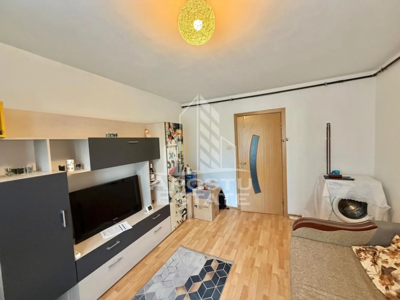 Garsoniera de inchiriat, petfriendly, zona Garii, Timisoara - Agentia imobiliara APOSTU ESTATE va propune spre inchiriere o garsoniera de 23 mp , situata in zona Garii pe Splaiul Nicolae Titulescu, Timisoara
Suprafata utila: 23 mp
Etaj: 1

Compartimentare eficienta:
-Bucatarie deschisa, mobilata si partial utilata
-Spatii pentru depozitare

Confort si facilitati:
-Plita electrica, frigider, masina de spalat rufe, cuptor cu microunde
-Se accepta animale de companie de catre proprietar

Ideala pentru:
-Cupluri
-Persoane singure

Pret chirie: 250 EUR
Disponibilitate: Imediata
Programeaza o vizionare pentru a-ti putea imagina viitorul aici!
ID intern: CP3175027