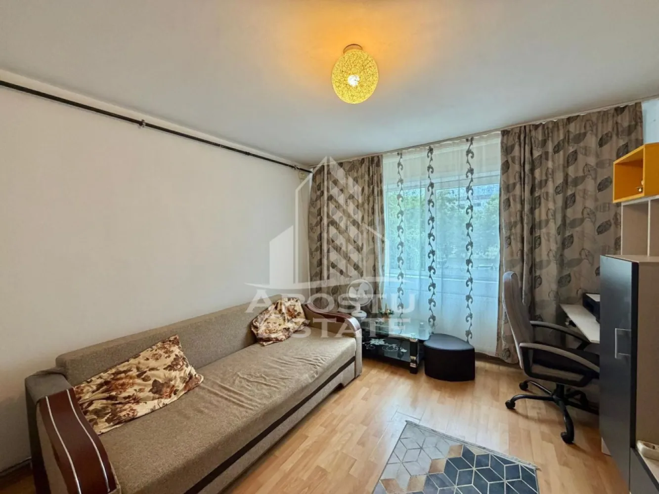 Garsoniera de inchiriat, petfriendly, zona Garii, Timisoara - Agentia imobiliara APOSTU ESTATE va propune spre inchiriere o garsoniera de 23 mp , situata in zona Garii pe Splaiul Nicolae Titulescu, Timisoara
Suprafata utila: 23 mp
Etaj: 1

Compartimentare eficienta:
-Bucatarie deschisa, mobilata si partial utilata
-Spatii pentru depozitare

Confort si facilitati:
-Plita electrica, frigider, masina de spalat rufe, cuptor cu microunde
-Se accepta animale de companie de catre proprietar

Ideala pentru:
-Cupluri
-Persoane singure

Pret chirie: 250 EUR
Disponibilitate: Imediata
Programeaza o vizionare pentru a-ti putea imagina viitorul aici!
ID intern: CP3175027