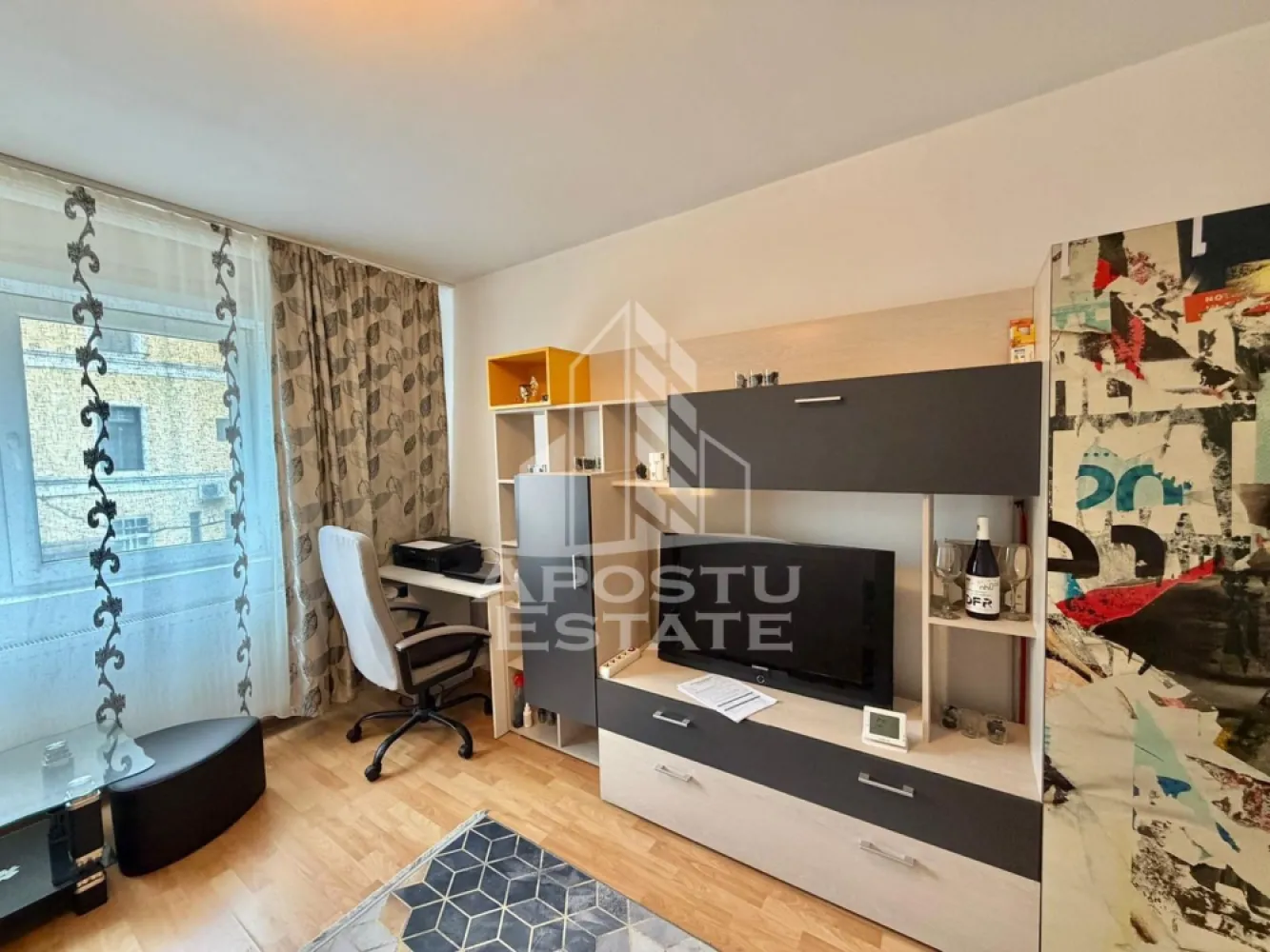 Garsoniera de inchiriat, petfriendly, zona Garii, Timisoara - Agentia imobiliara APOSTU ESTATE va propune spre inchiriere o garsoniera de 23 mp , situata in zona Garii pe Splaiul Nicolae Titulescu, Timisoara
Suprafata utila: 23 mp
Etaj: 1

Compartimentare eficienta:
-Bucatarie deschisa, mobilata si partial utilata
-Spatii pentru depozitare

Confort si facilitati:
-Plita electrica, frigider, masina de spalat rufe, cuptor cu microunde
-Se accepta animale de companie de catre proprietar

Ideala pentru:
-Cupluri
-Persoane singure

Pret chirie: 250 EUR
Disponibilitate: Imediata
Programeaza o vizionare pentru a-ti putea imagina viitorul aici!
ID intern: CP3175027