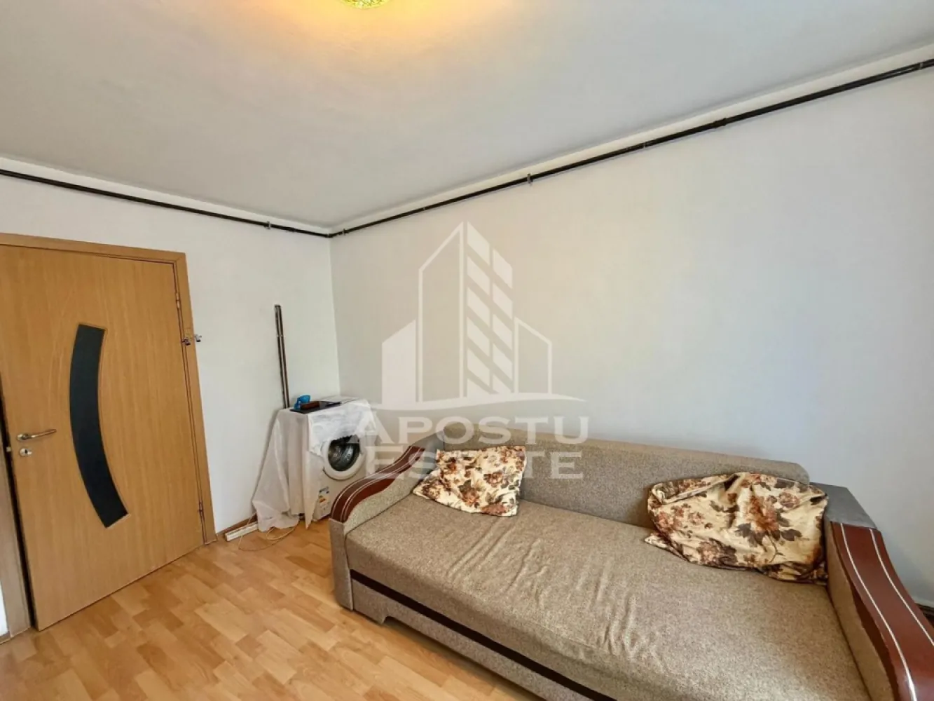 Garsoniera de inchiriat, petfriendly, zona Garii, Timisoara - Agentia imobiliara APOSTU ESTATE va propune spre inchiriere o garsoniera de 23 mp , situata in zona Garii pe Splaiul Nicolae Titulescu, Timisoara
Suprafata utila: 23 mp
Etaj: 1

Compartimentare eficienta:
-Bucatarie deschisa, mobilata si partial utilata
-Spatii pentru depozitare

Confort si facilitati:
-Plita electrica, frigider, masina de spalat rufe, cuptor cu microunde
-Se accepta animale de companie de catre proprietar

Ideala pentru:
-Cupluri
-Persoane singure

Pret chirie: 250 EUR
Disponibilitate: Imediata
Programeaza o vizionare pentru a-ti putea imagina viitorul aici!
ID intern: CP3175027