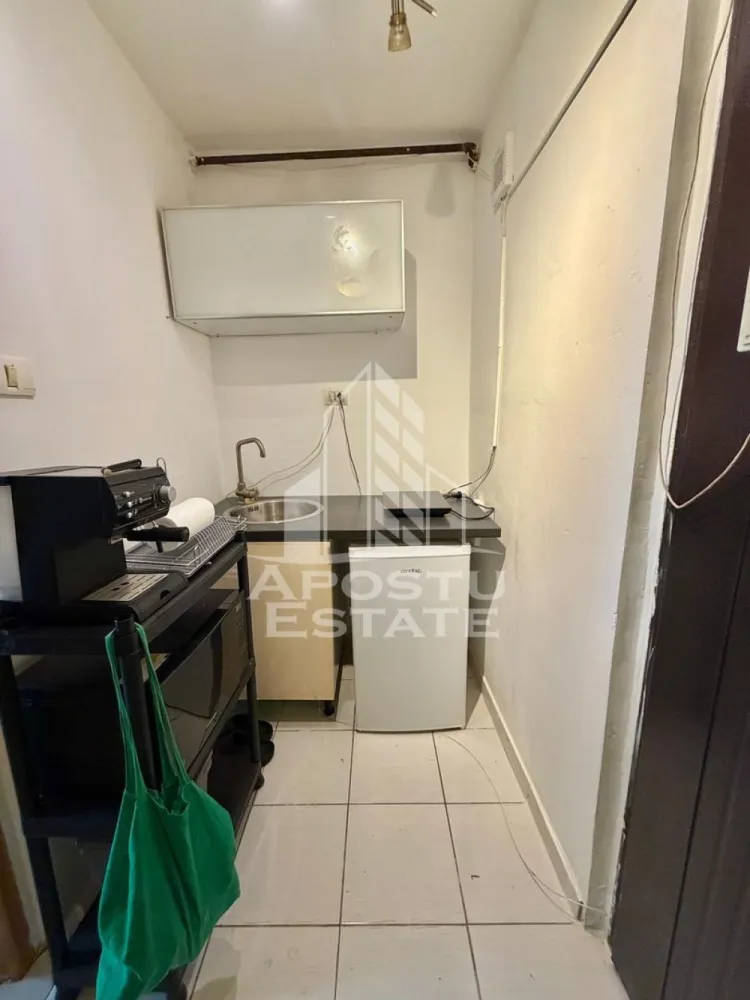 Garsoniera de inchiriat, petfriendly, zona Garii, Timisoara - Agentia imobiliara APOSTU ESTATE va propune spre inchiriere o garsoniera de 23 mp , situata in zona Garii pe Splaiul Nicolae Titulescu, Timisoara
Suprafata utila: 23 mp
Etaj: 1

Compartimentare eficienta:
-Bucatarie deschisa, mobilata si partial utilata
-Spatii pentru depozitare

Confort si facilitati:
-Plita electrica, frigider, masina de spalat rufe, cuptor cu microunde
-Se accepta animale de companie de catre proprietar

Ideala pentru:
-Cupluri
-Persoane singure

Pret chirie: 250 EUR
Disponibilitate: Imediata
Programeaza o vizionare pentru a-ti putea imagina viitorul aici!
ID intern: CP3175027