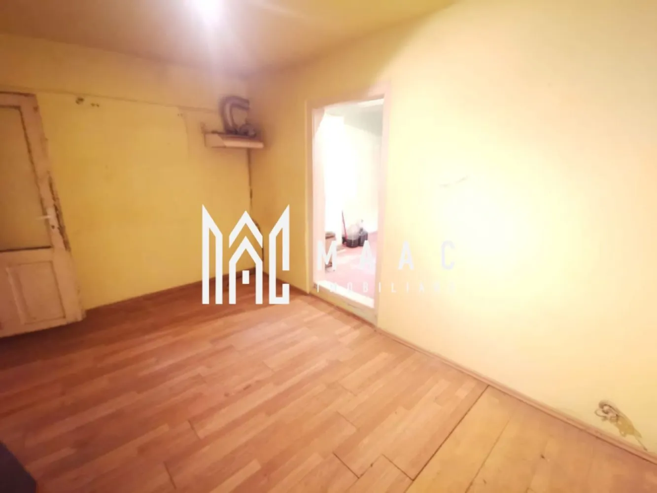 Apartament I 4 Camere I 60 MPU I Zona Ultracentrală - MAAC Imobiliare vă propune spre vânzare o proprietate cu un potențial investițional deosebit, amplasată în zona Ultracentrală a Sibiului, la doar 2 minute de mers pe jos de Centrul Vechi.

Imobilul este situat la demisol și dispune de o suprafață utilă totală de 60 mp, fiind compartimentat în două unități distincte, fiecare compusă din câte 2 camere. În prezent, acestea beneficiază de o baie comună, însă configurația permite numeroase posibilități de recompartimentare și modernizare.

Proprietatea include și 3 pivnițe generoase, ideale pentru spații de depozitare, amenajarea unor camere tehnice sau alte proiecte complementare.

Un avantaj rar întâlnit în această zonă este curtea comună cu acces auto, oferind un plus de confort și funcționalitate.

Caracteristici principale:

Suprafață utilă: 60 mp
4 camere
Compartimentare în două unități independente
3 pivnițe incluse
Baie comună
Geamuri termopan montate
Curte comună cu acces auto
Zonă Ultracentrală 
Necesită renovare completă
Pentru mai multe informații și programarea unei vizionări, echipa MAAC Imobiliare vă stă la dispoziție.CP3106337