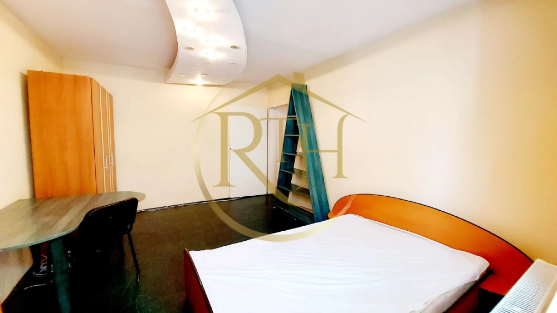 Oferim spre inchiriere apartament 1 camera, decomandat, Complex Studentesc - Oferim spre închiriere un apartament cu 1 cameră, model decomandat, situat la etajul 2, în Complexul Studențesc, pe Intrarea Roma, lângă fostul restaurant Dinar, într-o zonă excelentă, la câțiva pași de toate facultățile. Locația este ideală pentru studenți sau tineri profesioniști care își doresc acces rapid către universități, mijloace de transport și puncte de interes.

Apartamentul este complet mobilat și utilat, fiind foarte bine compartimentat și luminos. Este compus din dormitor confortabil, balcon închis în termopan (ideal pentru depozitare sau relaxare), hol de acces, baie cu cadă și bucătărie separată. Locuința dispune de multiple spații de depozitare, inclusiv în balcon, ceea ce oferă un plus de funcționalitate.
Este dotat cu toate electrocasnicele necesare, precum mașină de spălat rufe, cuptor cu microunde, frigider și aragaz pe gaz racordat la rețeaua orașului. Încălzirea se realizează prin sistemul centralizat al orașului.
Apartamentul este ideal pentru un cuplu sau o singură persoană. Nu se acceptă animale de companie. Se caută chiriași serioși și stabili, pentru o colaborare pe termen lung.

Proprietate reprezentată de RealTimHouse.ro – Un pas spre un loc doar al tău!
Vizionare online: https://youtu.be/Tzo30OXqzLg?si=FHT3pdb7iVx4NugL
Preț: 260 euro/lună chirie + garanție 260 euro + comision agenție.