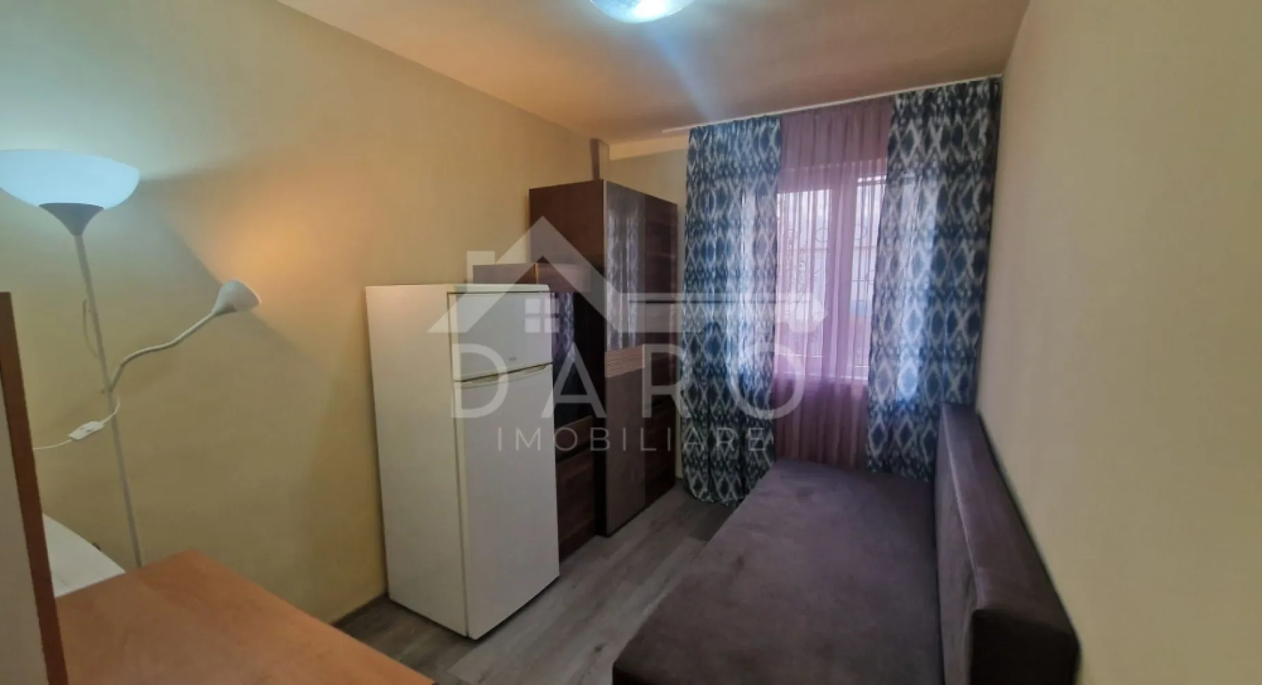 🏡 Garsonieră de vânzare – Str. Hunedoara | 15 mp | 22.000 € | Ideală - 🏡 Garsonieră de vânzare sau inchiriere – Str. Hunedoara | 15 mp | 25,500€ | Ideală pentru investiție

Se oferă spre vânzare spațiu locativ situat pe strada Hunedoara, potrivit pentru locuire sau investiție, cu posibilitate de amenajare tip garsonieră.
📐 Suprafață utilă: 15 mp
✔ posibilitate de compartimentare eficientă
✔ ideal pentru investiție

Compartimentare și posibilități:

✔ spațiu open space
✔ se poate amenaja chicinetă în interior
✔ racordare existentă la apă și canalizare

Dotări și utilități:

✔ utilități disponibile: apă și canalizare
✔ spațiu compact, ușor de întreținut

Avantaje:

📍 investiție cu randament bun
📍 cost redus de achiziție și întreținere
📍 potrivit pentru studenți sau persoane singure

💎 O oportunitate excelentă pentru cei care caută o proprietate accesibilă, cu potențial de închiriere.

🤝 Proprietate promovată prin DARO Imobiliare

💳 Pentru achiziție, prin Kiwi Finance beneficiezi de:
✔ analiză GRATUITĂ a eligibilității
✔ acces la oferte de la peste 12 bănci
✔ negocierea dobânzii în favoarea ta
✔ suport complet până la semnarea contractului

📞 Detalii și vizionări:
Coman Maria – DARO Imobiliare & Kiwi Finance
📱 0749 535 729

🔑 DARO Imobiliare – găsim proprietatea potrivită.
💳 Kiwi Finance – obținem creditul pentru a o cumpăra.