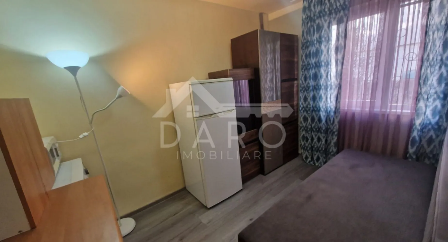 🏡 Garsonieră de vânzare – Str. Hunedoara | 15 mp | 22.000 € | Ideală - 🏡 Garsonieră de vânzare sau inchiriere – Str. Hunedoara | 15 mp | 25,500€ | Ideală pentru investiție

Se oferă spre vânzare spațiu locativ situat pe strada Hunedoara, potrivit pentru locuire sau investiție, cu posibilitate de amenajare tip garsonieră.
📐 Suprafață utilă: 15 mp
✔ posibilitate de compartimentare eficientă
✔ ideal pentru investiție

Compartimentare și posibilități:

✔ spațiu open space
✔ se poate amenaja chicinetă în interior
✔ racordare existentă la apă și canalizare

Dotări și utilități:

✔ utilități disponibile: apă și canalizare
✔ spațiu compact, ușor de întreținut

Avantaje:

📍 investiție cu randament bun
📍 cost redus de achiziție și întreținere
📍 potrivit pentru studenți sau persoane singure

💎 O oportunitate excelentă pentru cei care caută o proprietate accesibilă, cu potențial de închiriere.

🤝 Proprietate promovată prin DARO Imobiliare

💳 Pentru achiziție, prin Kiwi Finance beneficiezi de:
✔ analiză GRATUITĂ a eligibilității
✔ acces la oferte de la peste 12 bănci
✔ negocierea dobânzii în favoarea ta
✔ suport complet până la semnarea contractului

📞 Detalii și vizionări:
Coman Maria – DARO Imobiliare & Kiwi Finance
📱 0749 535 729

🔑 DARO Imobiliare – găsim proprietatea potrivită.
💳 Kiwi Finance – obținem creditul pentru a o cumpăra.