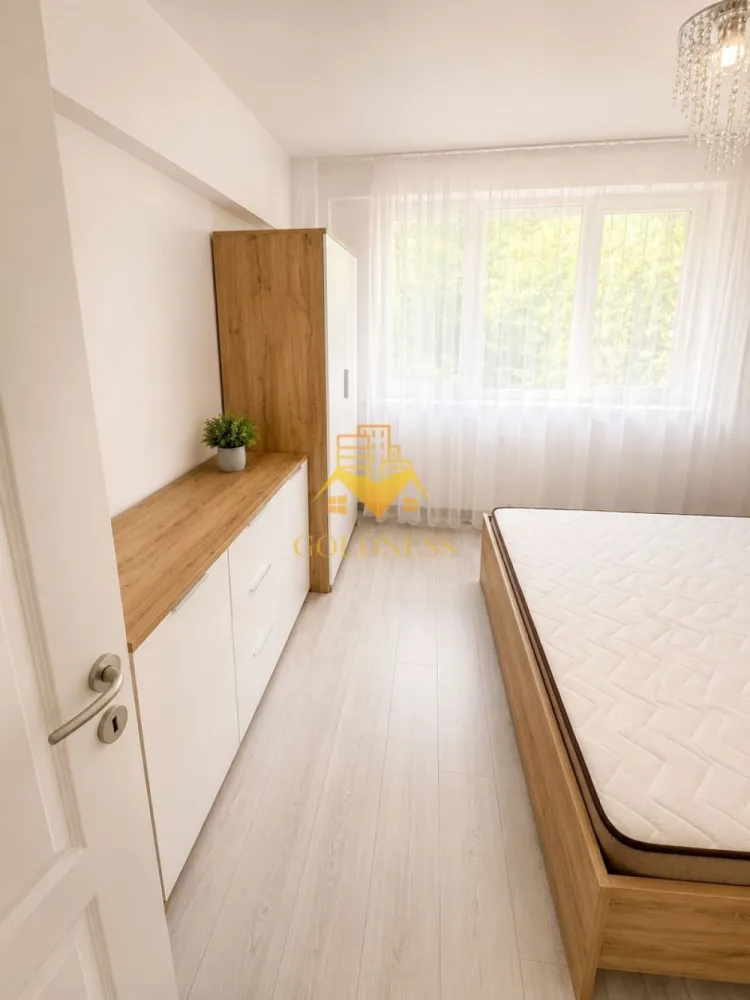 2 Camere Openspace, FSEGA, Iulius Mall,Gheorgheni,Petfriendly,Modern - GOLDNESS Imobiliare vă propune spre închiriere un apartament cu 2 camere complet mobilat și utilat, la etajul 2 într-un imobil de 10 etaje, în Cartierul Gheorgheni!
Posibilitate de parcare in zona la liber!
Se află în apropierea stațiilor de transport în comun, magazine, restaurante, spații verzi, farmacii, etc. 

Apartamentul este compartimentat astfel:
 - dormitor cu pat matrimonial, dressing, noptiere
 - living cu bucatarie open space complet utilată și mobilată, canapea extensibilă, loc de servit masa 
 - baie cu cada, calorifer port prosop și dulap pentru depozitare.
 - balcon 5 mp.

UNCTE DE INTERES – GHEORGHENI, CLUJ-NAPOCA

- Iulius Mall & Iulius Business Center

aproximativ 15 minute de mers pe jos
7-10 minute cu transportul în comun
5 minute cu mașina

- FSEGA (Facultatea de Științe Economice și Gestiunea Afacerilor)
aproximativ 15 minute de mers pe jos
8-10 minute cu transportul în comun
5 minute cu mașina

- Baza Sportivă Gheorgheni
aproximativ 12 minute de mers pe jos
5 minute cu transportul în comun
3 minute cu mașina

-Piața Mărăști
aproximativ 15 minute de mers pe jos
5-7 minute cu transportul în comun
5 minute cu mașina

- Centrul orașului – Piața Unirii
aproximativ 35-40 minute de mers pe jos
15-20 minute cu transportul în comun
10-12 minute cu mașina

- Aeroportul Internațional Avram Iancu
20-30 minute cu transportul în comun
10-15 minute cu mașina

Acces rapid către Centru, Mărăști, Aeroport, Gară și principalele zone de interes ale orașului.

Zona este apreciată pentru accesibilitate, proximitatea față de centre comerciale, spații verzi, unități de învățământ, facilități sportive și conexiunea rapidă cu principalele puncte de interes din Cluj-Napoca.

Imobilul este dotat cu toate cele necesare- centrală proprie, frigider, aragaz, hotă, mașină de spălat haine, etc. 

Dacă sunteți interesați de acest apartament și doriți să îl vizionați, dar și pentru alte oferte nu ezitați să ne contactați telefonic sau prin e-mail. Vă stăm la dispoziție!
Pentru intermediere se percepe un comision de 50% din prețul chiriei!