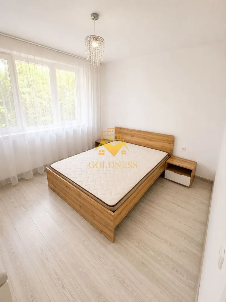 2 Camere Openspace, FSEGA, Iulius Mall,Gheorgheni,Petfriendly,Modern - GOLDNESS Imobiliare vă propune spre închiriere un apartament cu 2 camere complet mobilat și utilat, la etajul 2 într-un imobil de 10 etaje, în Cartierul Gheorgheni!
Posibilitate de parcare in zona la liber!
Se află în apropierea stațiilor de transport în comun, magazine, restaurante, spații verzi, farmacii, etc. 

Apartamentul este compartimentat astfel:
 - dormitor cu pat matrimonial, dressing, noptiere
 - living cu bucatarie open space complet utilată și mobilată, canapea extensibilă, loc de servit masa 
 - baie cu cada, calorifer port prosop și dulap pentru depozitare.
 - balcon 5 mp.

UNCTE DE INTERES – GHEORGHENI, CLUJ-NAPOCA

- Iulius Mall & Iulius Business Center

aproximativ 15 minute de mers pe jos
7-10 minute cu transportul în comun
5 minute cu mașina

- FSEGA (Facultatea de Științe Economice și Gestiunea Afacerilor)
aproximativ 15 minute de mers pe jos
8-10 minute cu transportul în comun
5 minute cu mașina

- Baza Sportivă Gheorgheni
aproximativ 12 minute de mers pe jos
5 minute cu transportul în comun
3 minute cu mașina

-Piața Mărăști
aproximativ 15 minute de mers pe jos
5-7 minute cu transportul în comun
5 minute cu mașina

- Centrul orașului – Piața Unirii
aproximativ 35-40 minute de mers pe jos
15-20 minute cu transportul în comun
10-12 minute cu mașina

- Aeroportul Internațional Avram Iancu
20-30 minute cu transportul în comun
10-15 minute cu mașina

Acces rapid către Centru, Mărăști, Aeroport, Gară și principalele zone de interes ale orașului.

Zona este apreciată pentru accesibilitate, proximitatea față de centre comerciale, spații verzi, unități de învățământ, facilități sportive și conexiunea rapidă cu principalele puncte de interes din Cluj-Napoca.

Imobilul este dotat cu toate cele necesare- centrală proprie, frigider, aragaz, hotă, mașină de spălat haine, etc. 

Dacă sunteți interesați de acest apartament și doriți să îl vizionați, dar și pentru alte oferte nu ezitați să ne contactați telefonic sau prin e-mail. Vă stăm la dispoziție!
Pentru intermediere se percepe un comision de 50% din prețul chiriei!