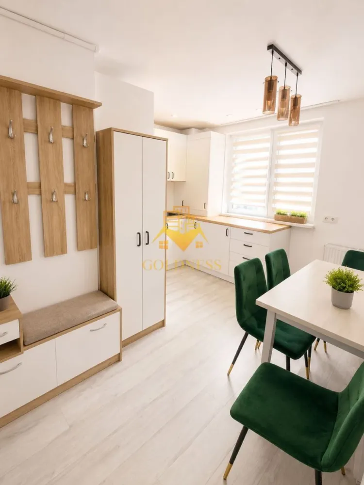 2 Camere Openspace, FSEGA, Iulius Mall,Gheorgheni,Petfriendly,Modern - GOLDNESS Imobiliare vă propune spre închiriere un apartament cu 2 camere complet mobilat și utilat, la etajul 2 într-un imobil de 10 etaje, în Cartierul Gheorgheni!
Posibilitate de parcare in zona la liber!
Se află în apropierea stațiilor de transport în comun, magazine, restaurante, spații verzi, farmacii, etc. 

Apartamentul este compartimentat astfel:
 - dormitor cu pat matrimonial, dressing, noptiere
 - living cu bucatarie open space complet utilată și mobilată, canapea extensibilă, loc de servit masa 
 - baie cu cada, calorifer port prosop și dulap pentru depozitare.
 - balcon 5 mp.

UNCTE DE INTERES – GHEORGHENI, CLUJ-NAPOCA

- Iulius Mall & Iulius Business Center

aproximativ 15 minute de mers pe jos
7-10 minute cu transportul în comun
5 minute cu mașina

- FSEGA (Facultatea de Științe Economice și Gestiunea Afacerilor)
aproximativ 15 minute de mers pe jos
8-10 minute cu transportul în comun
5 minute cu mașina

- Baza Sportivă Gheorgheni
aproximativ 12 minute de mers pe jos
5 minute cu transportul în comun
3 minute cu mașina

-Piața Mărăști
aproximativ 15 minute de mers pe jos
5-7 minute cu transportul în comun
5 minute cu mașina

- Centrul orașului – Piața Unirii
aproximativ 35-40 minute de mers pe jos
15-20 minute cu transportul în comun
10-12 minute cu mașina

- Aeroportul Internațional Avram Iancu
20-30 minute cu transportul în comun
10-15 minute cu mașina

Acces rapid către Centru, Mărăști, Aeroport, Gară și principalele zone de interes ale orașului.

Zona este apreciată pentru accesibilitate, proximitatea față de centre comerciale, spații verzi, unități de învățământ, facilități sportive și conexiunea rapidă cu principalele puncte de interes din Cluj-Napoca.

Imobilul este dotat cu toate cele necesare- centrală proprie, frigider, aragaz, hotă, mașină de spălat haine, etc. 

Dacă sunteți interesați de acest apartament și doriți să îl vizionați, dar și pentru alte oferte nu ezitați să ne contactați telefonic sau prin e-mail. Vă stăm la dispoziție!
Pentru intermediere se percepe un comision de 50% din prețul chiriei!