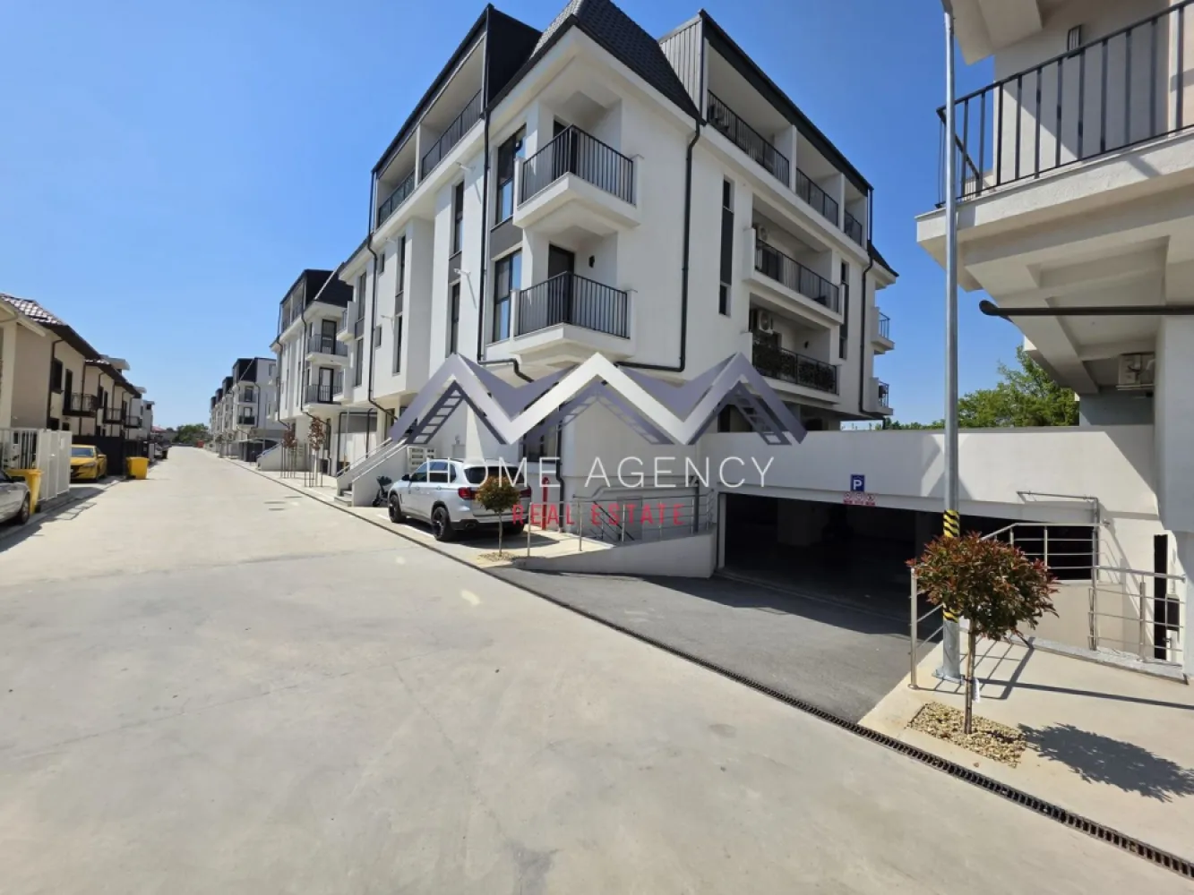Apartament 3 camere Otopeni central | bloc nou, parcare, comision 0 - Achiziția se realizează direct de la dezvoltator, fără perceperea vreunui comision din partea cumpărătorului. Oferim consultanță gratuită pe întreaga durată a procesului de achiziție, asigurând suport specializat la fiecare etapă. De asemenea, la solicitare, punem la dispoziție servicii de brokeraj financiar, fără costuri suplimentare, pentru identificarea celor mai avantajoase soluții de finanțare adaptate nevoilor dumneavoastră.

Vă propunem, spre vânzare, un apartament de 3 camere modern, situat într-un bloc nou D+P+3mansardat, aflat în zona centrală a orașului Otopeni. Este alegerea ideală atât pentru o locuință confortabilă și bine organizată, cât și pentru o investiție sigură și profitabilă, fie pentru închiriere pe termen lung, fie în regim hotelier prin platforme precum Airbnb sau Booking.

Compartimentarea a fost gândită astfel încât să ofere funcționalitate și confort. Livingul este integrat cu o bucătărie retrasă, pe o suprafață utilă de 33,56 mp, cu deschidere spre balcon. Cele două dormitoare sunt spațioase și primitoare, unul dintre ele beneficiază de acces direct către o terasă privată de 7,71 mp. Apartamentul dispune de o baie modernă, dotată cu duș walk-in și fereastră, precum și de un WC de serviciu separat, ceea ce sporește gradul de confort.

Imobilul se predă complet finisat, cu parchet, gresie, faianță și băi complet utilate, astfel încât viitorul proprietar să beneficieze de un apartament pregătit pentru amenajare. Confortul termic este asigurat de centrala proprie și încălzirea prin pardoseală, o soluție modernă care oferă o temperatură uniformă în toate camerele și contribuie la reducerea costurilor de întreținere. Apartamentul este racordat la toate utilitățile publice – apă, gaze, electricitate și canalizare – și dispune de un loc de parcare inclus în preț, pentru un plus de confort și siguranță.

Un alt avantaj important îl reprezintă poziționarea excelentă. Apartamentul se află la doar 10 minute de mers pe jos până la piață și magazine, iar școala este accesibilă la cel mult 15 minute pe jos (4 minute cu mașina). Totodată, în imediata apropiere există restaurante, supermarketuri, farmacii, bănci, transport public. Accesul către DN1, Centura Capitalei și Aeroportul Henri Coandă este rapid și facil, iar în perspectivă, zona va fi deservită și de viitoarea stație de metrou.

Prețul afișat include TVA și nu ascunde costuri suplimentare. 

📞 Programează acum o vizionare!