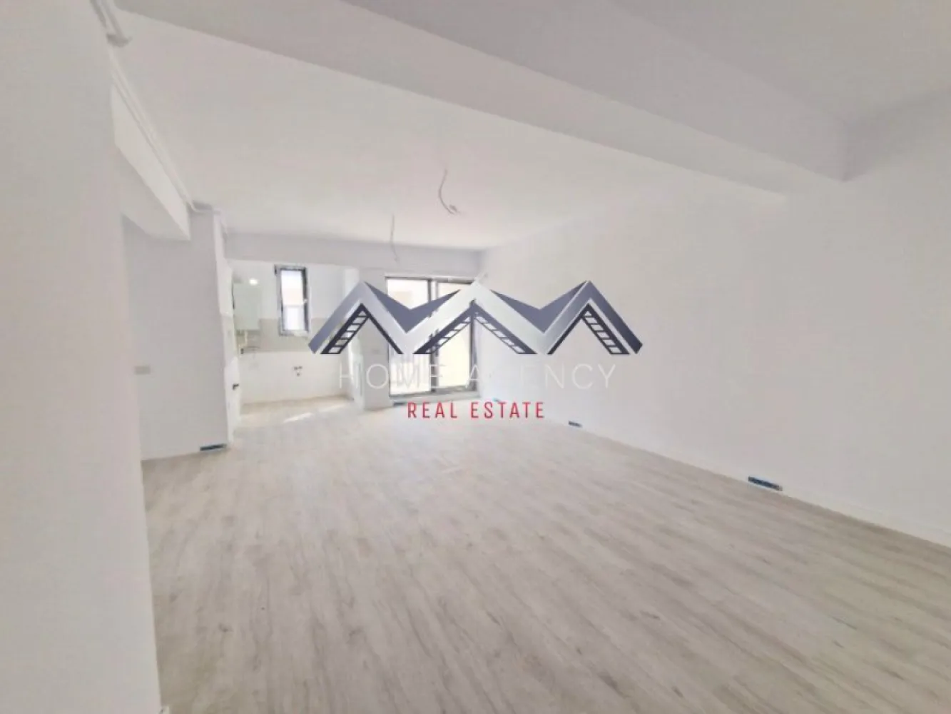 Apartament 3 camere Otopeni central | bloc nou, parcare, comision 0 - Achiziția se realizează direct de la dezvoltator, fără perceperea vreunui comision din partea cumpărătorului. Oferim consultanță gratuită pe întreaga durată a procesului de achiziție, asigurând suport specializat la fiecare etapă. De asemenea, la solicitare, punem la dispoziție servicii de brokeraj financiar, fără costuri suplimentare, pentru identificarea celor mai avantajoase soluții de finanțare adaptate nevoilor dumneavoastră.

Vă propunem, spre vânzare, un apartament de 3 camere modern, situat într-un bloc nou D+P+3mansardat, aflat în zona centrală a orașului Otopeni. Este alegerea ideală atât pentru o locuință confortabilă și bine organizată, cât și pentru o investiție sigură și profitabilă, fie pentru închiriere pe termen lung, fie în regim hotelier prin platforme precum Airbnb sau Booking.

Compartimentarea a fost gândită astfel încât să ofere funcționalitate și confort. Livingul este integrat cu o bucătărie retrasă, pe o suprafață utilă de 33,56 mp, cu deschidere spre balcon. Cele două dormitoare sunt spațioase și primitoare, unul dintre ele beneficiază de acces direct către o terasă privată de 7,71 mp. Apartamentul dispune de o baie modernă, dotată cu duș walk-in și fereastră, precum și de un WC de serviciu separat, ceea ce sporește gradul de confort.

Imobilul se predă complet finisat, cu parchet, gresie, faianță și băi complet utilate, astfel încât viitorul proprietar să beneficieze de un apartament pregătit pentru amenajare. Confortul termic este asigurat de centrala proprie și încălzirea prin pardoseală, o soluție modernă care oferă o temperatură uniformă în toate camerele și contribuie la reducerea costurilor de întreținere. Apartamentul este racordat la toate utilitățile publice – apă, gaze, electricitate și canalizare – și dispune de un loc de parcare inclus în preț, pentru un plus de confort și siguranță.

Un alt avantaj important îl reprezintă poziționarea excelentă. Apartamentul se află la doar 10 minute de mers pe jos până la piață și magazine, iar școala este accesibilă la cel mult 15 minute pe jos (4 minute cu mașina). Totodată, în imediata apropiere există restaurante, supermarketuri, farmacii, bănci, transport public. Accesul către DN1, Centura Capitalei și Aeroportul Henri Coandă este rapid și facil, iar în perspectivă, zona va fi deservită și de viitoarea stație de metrou.

Prețul afișat include TVA și nu ascunde costuri suplimentare. 

📞 Programează acum o vizionare!