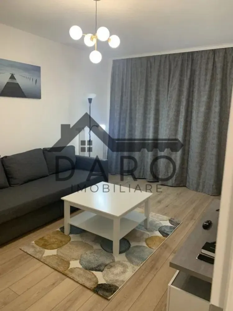 Apartament de inchiriat cu 2 camere - Apartament 2 camere de închiriat în complexul Maurer – complet utilat și amenajat

Vă prezentăm un apartament deosebit, situat în complexul rezidențial Maurer, perfect pentru cei care apreciază confortul și rafinamentul.

Detalii proprietate:
 • Compartimentare: 2 camere decomandate – living spațios, dormitor cu pat matrimonial, bucătărie separată, baie modernă, hol;
 • Dotări: complet mobilat și utilat – plită, cuptor, frigider, mașină de spălat, televizor;
 • Facilități: loc de parcare inclus și boxă pentru depozitare.

Apartamentul impresionează prin designul elegant, amenajările de calitate și atenția la detalii, fiind pregătit să devină „acasă” pentru viitorii chiriași.

Pentru mai multe informații sau pentru programarea unei vizionări, contactați Daro-Immobiliare!