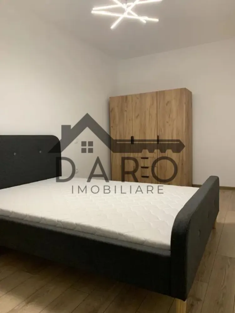 Apartament de inchiriat cu 2 camere - Apartament 2 camere de închiriat în complexul Maurer – complet utilat și amenajat

Vă prezentăm un apartament deosebit, situat în complexul rezidențial Maurer, perfect pentru cei care apreciază confortul și rafinamentul.

Detalii proprietate:
 • Compartimentare: 2 camere decomandate – living spațios, dormitor cu pat matrimonial, bucătărie separată, baie modernă, hol;
 • Dotări: complet mobilat și utilat – plită, cuptor, frigider, mașină de spălat, televizor;
 • Facilități: loc de parcare inclus și boxă pentru depozitare.

Apartamentul impresionează prin designul elegant, amenajările de calitate și atenția la detalii, fiind pregătit să devină „acasă” pentru viitorii chiriași.

Pentru mai multe informații sau pentru programarea unei vizionări, contactați Daro-Immobiliare!