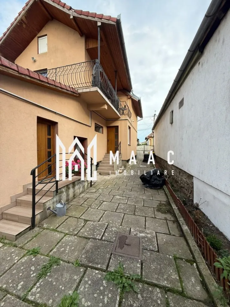Casă de vânzare 3 camere | Lupeni, Sibiu | 141 mp utili, teren 676 mp - Casă individuală cu 3 camere în cartierul Lupeni din Sibiu, cu 141 mp utili și teren de 676 mp. Proprietatea oferă 2 băi, balcon și acces din două străzi.

Detalii proprietate:
• Casă individuală cu 3 camere, 2 dormitoare, 2 băi și 1 bucătărie
• Suprafață utilă: 141 mp
• Suprafață teren: 676 mp
• Balcon: 1
• An finalizare extindere: 2009
• Parterul include living, hol de acces, baie și bucătărie
• Etajul include 2 dormitoare, baie și balcon pe latura din spate
• Pod și pivniță pentru spații auxiliare
• Construcție cu placă de beton între niveluri; parter din cărămidă, etaj din BCA
• Izolație exterioară de 10 cm
• Centrală termică pe gaz cu calorifere, șemineu și panouri fotovoltaice
• Aer condiționat într-unul dintre dormitoare

Localizare și amplasare:
Proprietatea este situată pe Strada Teilor, în cartierul Lupeni din Sibiu, într-o zonă liniștită. Terenul are deschidere la stradă pe ambele laturi, cu front stradal de aproximativ 10 metri atât în partea din față, cât și în partea din spate.

Cod anunț CP3167574. Contactați-ne pentru o vizionare și pentru detalii suplimentare despre această proprietate.
