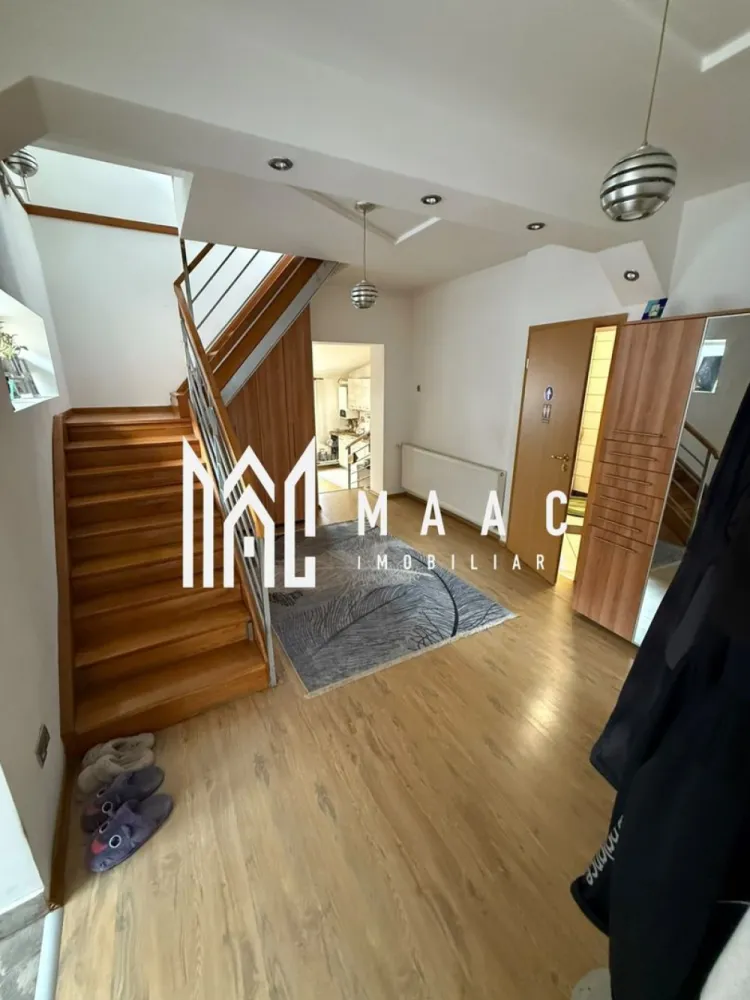 Casă de vânzare 3 camere | Lupeni, Sibiu | 141 mp utili, teren 676 mp - Casă individuală cu 3 camere în cartierul Lupeni din Sibiu, cu 141 mp utili și teren de 676 mp. Proprietatea oferă 2 băi, balcon și acces din două străzi.

Detalii proprietate:
• Casă individuală cu 3 camere, 2 dormitoare, 2 băi și 1 bucătărie
• Suprafață utilă: 141 mp
• Suprafață teren: 676 mp
• Balcon: 1
• An finalizare extindere: 2009
• Parterul include living, hol de acces, baie și bucătărie
• Etajul include 2 dormitoare, baie și balcon pe latura din spate
• Pod și pivniță pentru spații auxiliare
• Construcție cu placă de beton între niveluri; parter din cărămidă, etaj din BCA
• Izolație exterioară de 10 cm
• Centrală termică pe gaz cu calorifere, șemineu și panouri fotovoltaice
• Aer condiționat într-unul dintre dormitoare

Localizare și amplasare:
Proprietatea este situată pe Strada Teilor, în cartierul Lupeni din Sibiu, într-o zonă liniștită. Terenul are deschidere la stradă pe ambele laturi, cu front stradal de aproximativ 10 metri atât în partea din față, cât și în partea din spate.

Cod anunț CP3167574. Contactați-ne pentru o vizionare și pentru detalii suplimentare despre această proprietate.