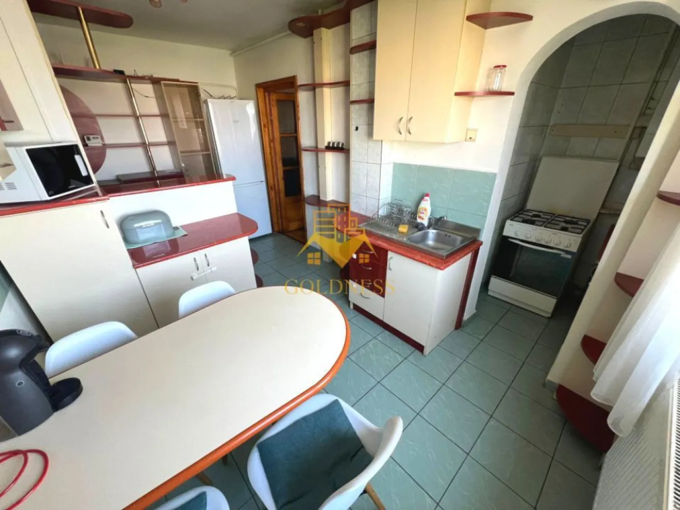 3 camere decomandate, Manastur, Zona Primaverii, Tabita, Calvaria - GOLDNESS Imobiliare vă propune spre închiriere un apartament cu 3 camere decomandate complet mobilat și utilat, la etajul 8 într-un imobil de 10 etaje, în Cartierul Manastur, Zona Primaverii/ Tabita/ Podul Calvaria.

Se află în apropierea stațiilor de transport în comun, magazine, restaurante, spații verzi, farmacii, etc. 

Apartamentul este compartimentat astfel:
- hol la intrare cu pantofar+cuier
 - dormitor cu pat matrimonial, dressing, noptiere
- dormitor cu o canapea extensibila si dressing 
 - dormitor(living) cu o canapea extensibila, comoda tv, dulap pentru depozitarea hainelor, birou, masuta de cafea
- bucatarie complet utilata cu loc de servit masa 
 - baie cu vana, calorifer port prosop și dulap pentru depozitare.
 
Imobilul este dotat cu toate cele necesare- centrală proprie, mașină de spălat haine, frigider, aragaz, hotă, etc. 

Dacă sunteți interesați de acest apartament și doriți să îl vizionați, dar și pentru alte oferte nu ezitați să ne contactați telefonic sau prin e-mail. Vă stăm la dispoziție!
Pentru intermediere se percepe un comision de 50% din prețul chiriei!