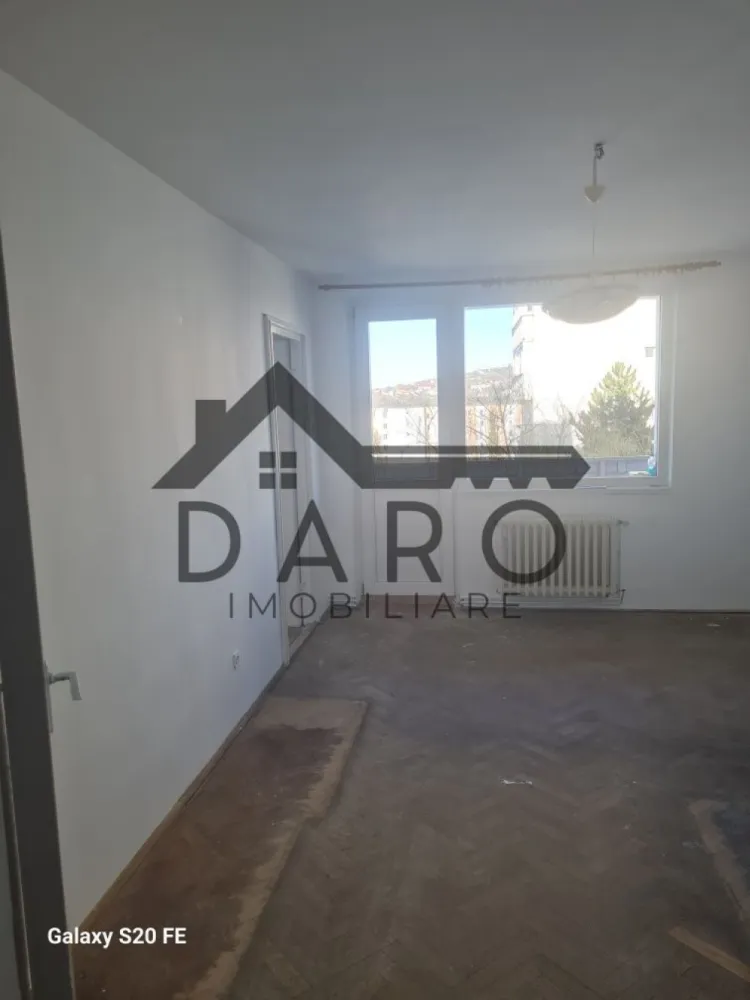 De vânzare apartament 2 camere - 🏡 Vânzare apartament 2 camere – Dâmbu Pietros, str. Parângului
Se oferă spre vânzare apartament cu 2 camere, confort 1, situat în cartierul Dâmbu Pietros, pe strada Parângului.
✨ Apartamentul este în curs de renovare și va fi disponibil pentru mutare imediată.
📦 Beneficii:
✔ pivniță pentru depozitare
✔ compartimentare practică
✔ ideal pentru locuit sau investiție
📍 Zonă liniștită, cu acces rapid la:
școli și grădinițe
magazine alimentare și supermarketuri
oficiu poștal
stații de transport în comun
alte servicii de proximitate
Perfect pentru persoane sau familii care își doresc o locuință într-o zonă bine conectată și apreciată.
🤝 Proprietate promovată prin DARO Imobiliare
💳 Vrei să cumperi această locuință?
Prin Kiwi Finance te ajutăm să obții finanțarea potrivită:
✔ analiză GRATUITĂ a eligibilității
✔ acces la oferte de la peste 12 bănci
✔ negocierea dobânzii în favoarea ta
✔ suport complet până la semnarea contractului
📞 Detalii și vizionări:
Coman Maria – DARO Imobiliare & Kiwi Finance
📱 0749 535 729
🔑 DARO Imobiliare – găsim proprietatea potrivită.
💳 Kiwi Finance – obținem creditul pentru a o cumpăra.