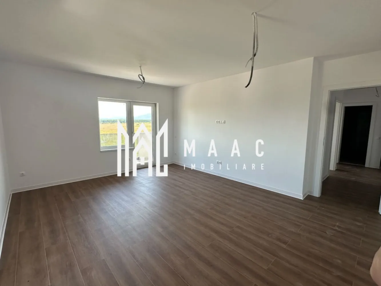 Apartament 3 camere | Doamna Stanca, Selimbar | 59,5 mp, parcare, 2025 - Apartament cu 3 camere de vânzare în zona Doamna Stanca din Șelimbăr, situat la etajul 1 într-un imobil finalizat în 2025. Proprietatea oferă 59,5 mp utili, balcon și loc de parcare inclus, fiind o opțiune potrivită pentru locuire imediată.

Detalii proprietate:
• Suprafață utilă: 59,5 mp
• Compartimentare practică: living și bucătărie separate, închise cu ușă, 2 dormitoare, 1 baie
• Etaj 1
• Imobil finalizat în 2025
• 1 loc de parcare inclus
• 1 balcon
• Apartament cu 3 camere și 2 dormitoare

Zonă și acces:
Proprietatea este amplasată în zona Doamna Stanca din Șelimbăr, cu acces facil către centre comerciale și mijloace de transport. Poziționarea oferă legătură rapidă către puncte de interes din Șelimbăr și Sibiu.

Cod anunț CP3174795. Contactați-ne pentru informații suplimentare și pentru programarea unei vizionări.