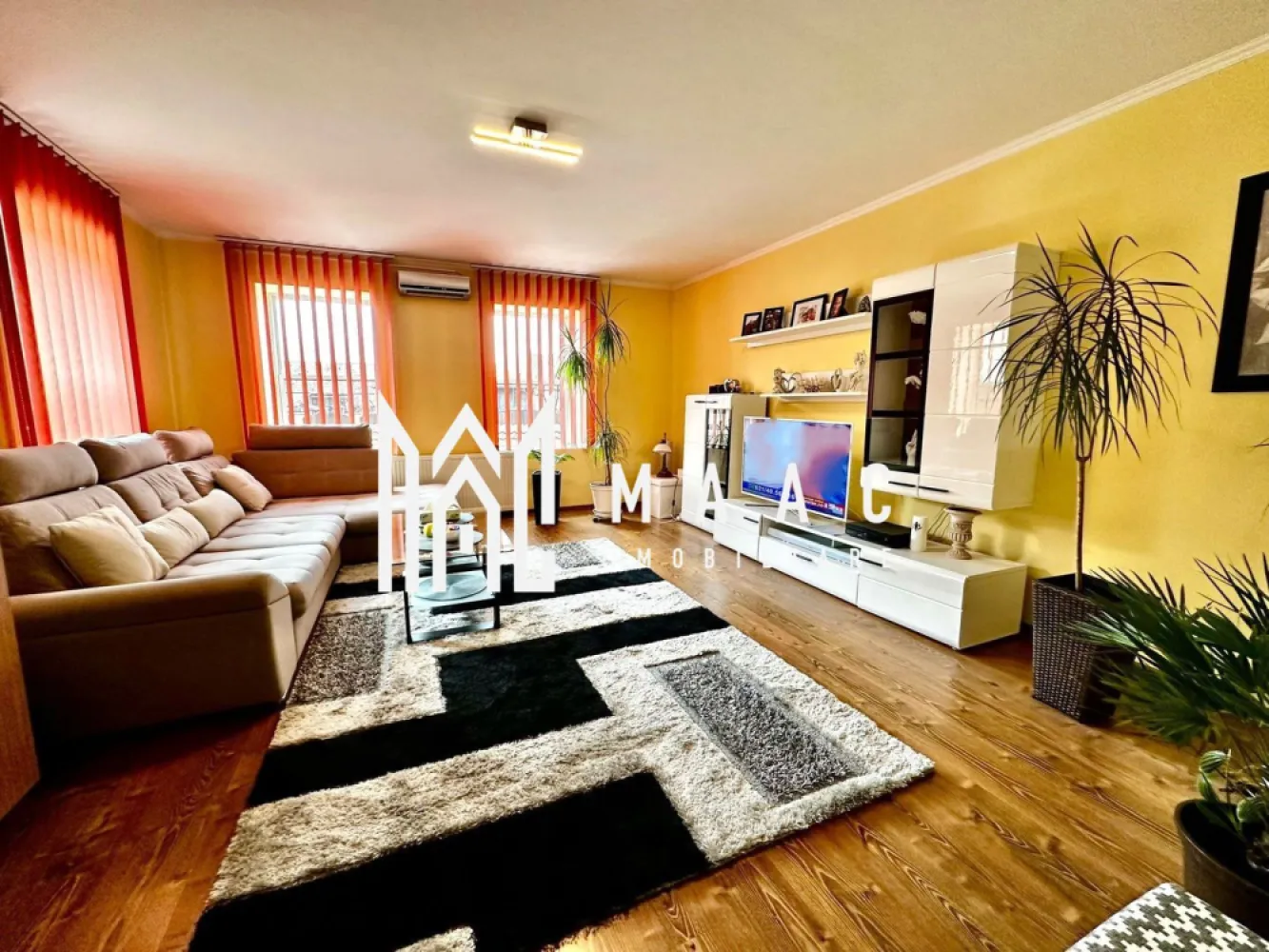 Casa 4 camere | Teren 2500 mp | Acces auto | Cristian - MAAC Imobiliare vă propune spre vânzare o casă individuală săsească situată într-o zonă liniștită din comuna Cristian, o proprietate renovată în anul 2021 și amenajată în stil modern, care îmbină elementele tradiționale cu confortul actual.

Proprietatea este compusă din două corpuri de clădire, organizate funcțional pentru locuire și activități auxiliare, oferind spații generoase și multiple posibilități de utilizare.

Compartimentarea imobilului este următoarea:

Corp 1:
-dormitor
-living spațios
-bucătărie deschisă
-cămară cu acces la pod
-baie cu geam de aerisire și cabină de duș

Corp 2:
-cameră
-bucătărie
-baie cu duș
-acces la pod

Curtea este pavată și dispune de numeroase facilități și spații utile, oferind atât zone de relaxare, cât și spații pentru depozitare sau activități gospodărești.

În curte se regăsesc:
-fântână
-filigorie
-locuri de parcare
-atelier cu acces către pivniță de aproximativ 65 mp, compartimentată în 3 încăperi
-salon pentru oaspeți
-bucătărie de vară
-garaj
-spații de depozitare
-șură

În spatele clădirilor sunt amenajate două zone de grădină și o livadă generoasă situată în spatele șurii, oferind spațiu suplimentar pentru relaxare sau activități agricole.

Încălzirea se realizează prin centrală termică cu calorifere, existând și alternativa utilizării unei centrale pe lemne.

Casa este foarte bine întreținută, cu ziduri groase și o compartimentare eficientă a spațiului. Finisajele de calitate și designul modern oferă proprietății un aspect plăcut, cu un nivel ridicat de confort.

Proprietatea se vinde parțial mobilată și utilată și poate fi achiziționată prin orice modalitate de plată, cash sau credit.

Pentru mai multe detalii, vă rugăm să menționați telefonic că ați văzut anunțul cu CP1980559.